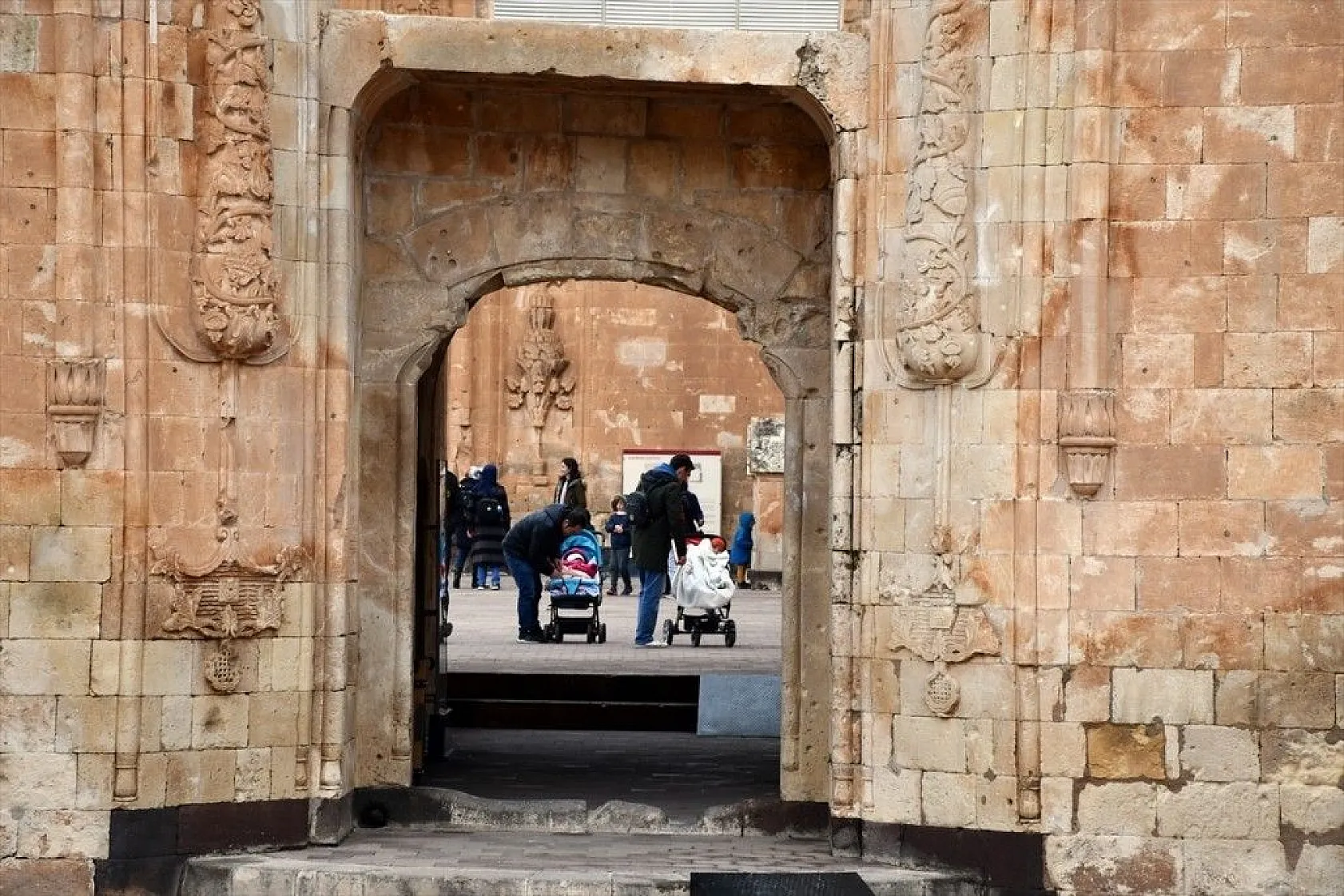 İshak Paşa Sarayı ziyaretçi akınına uğruyor