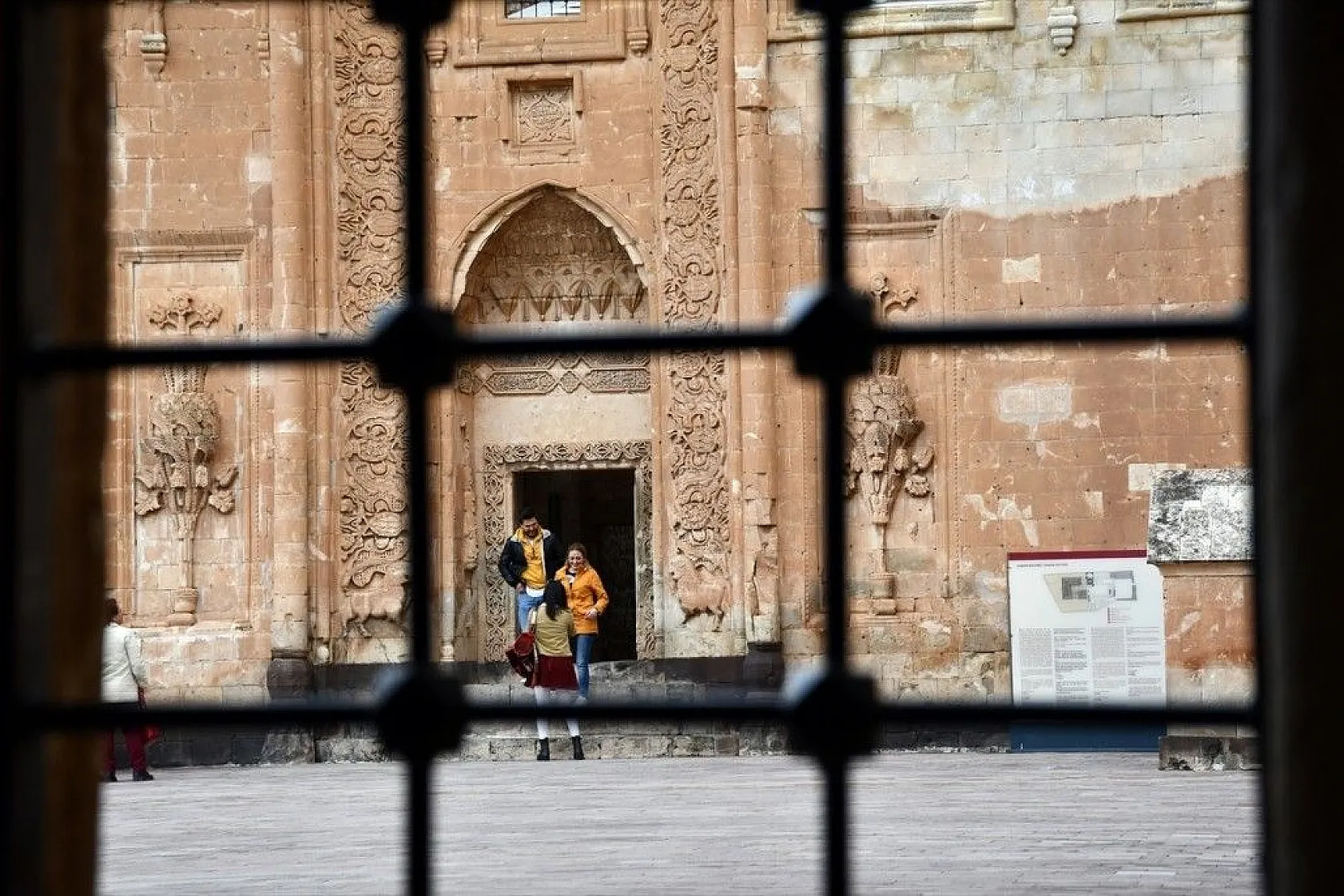 İshak Paşa Sarayı ziyaretçi akınına uğruyor