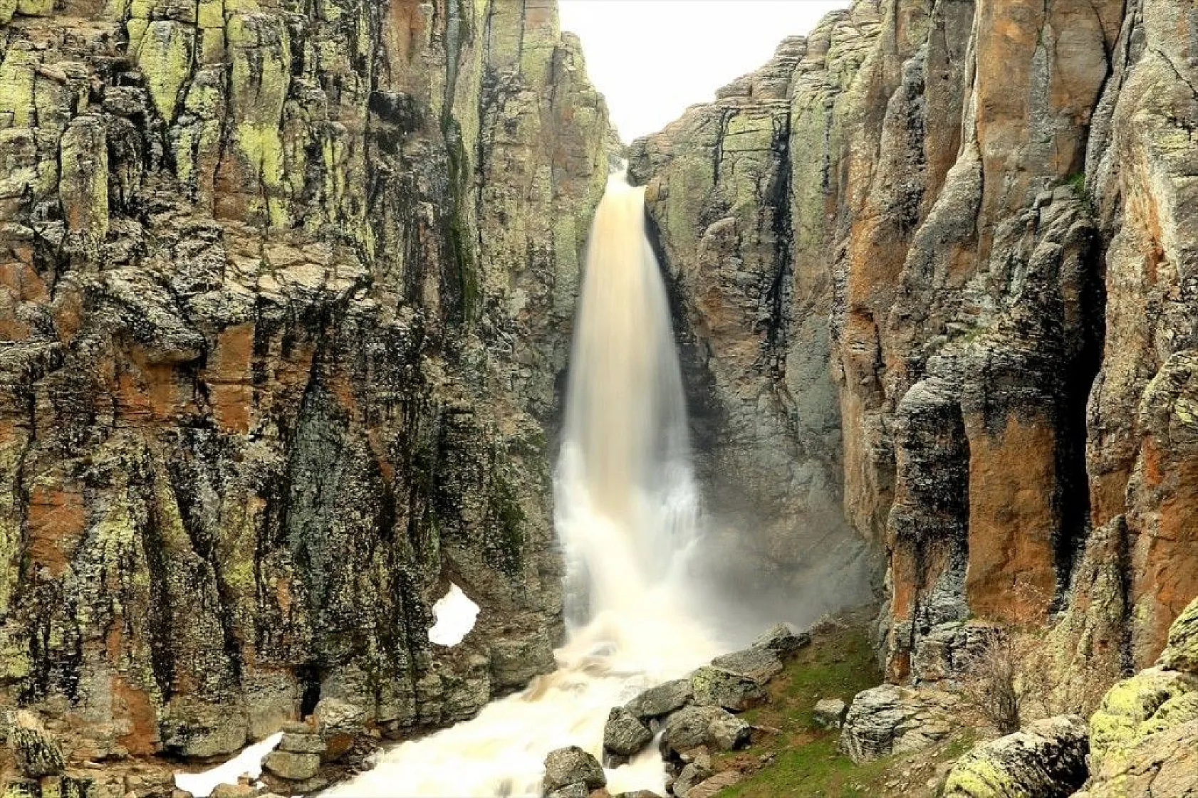 Çır Şelalesi ziyaretçilerini bekliyor