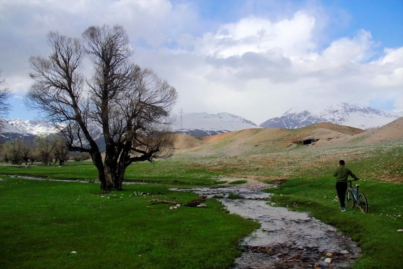 Aksu Deresi ve çevresinde ilkbahar güzelliği