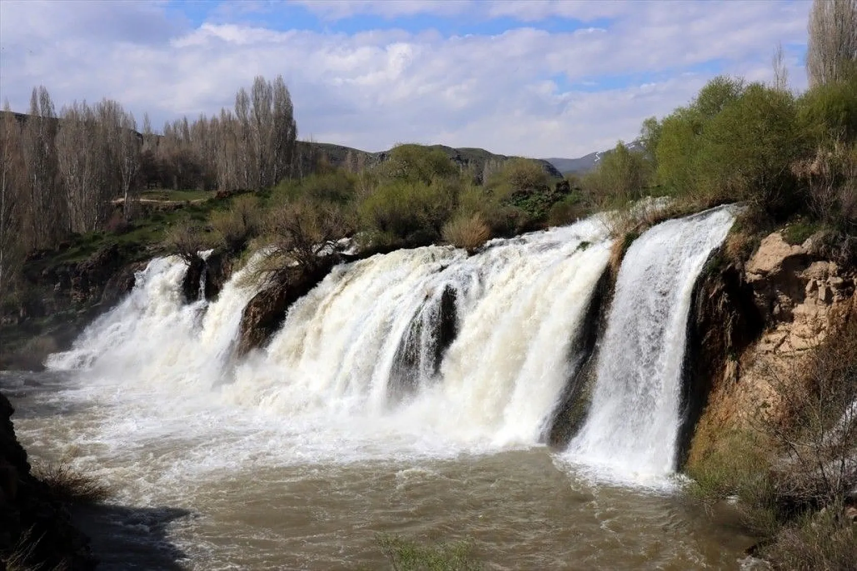 Muradiye Şelalesi ilgi görüyor