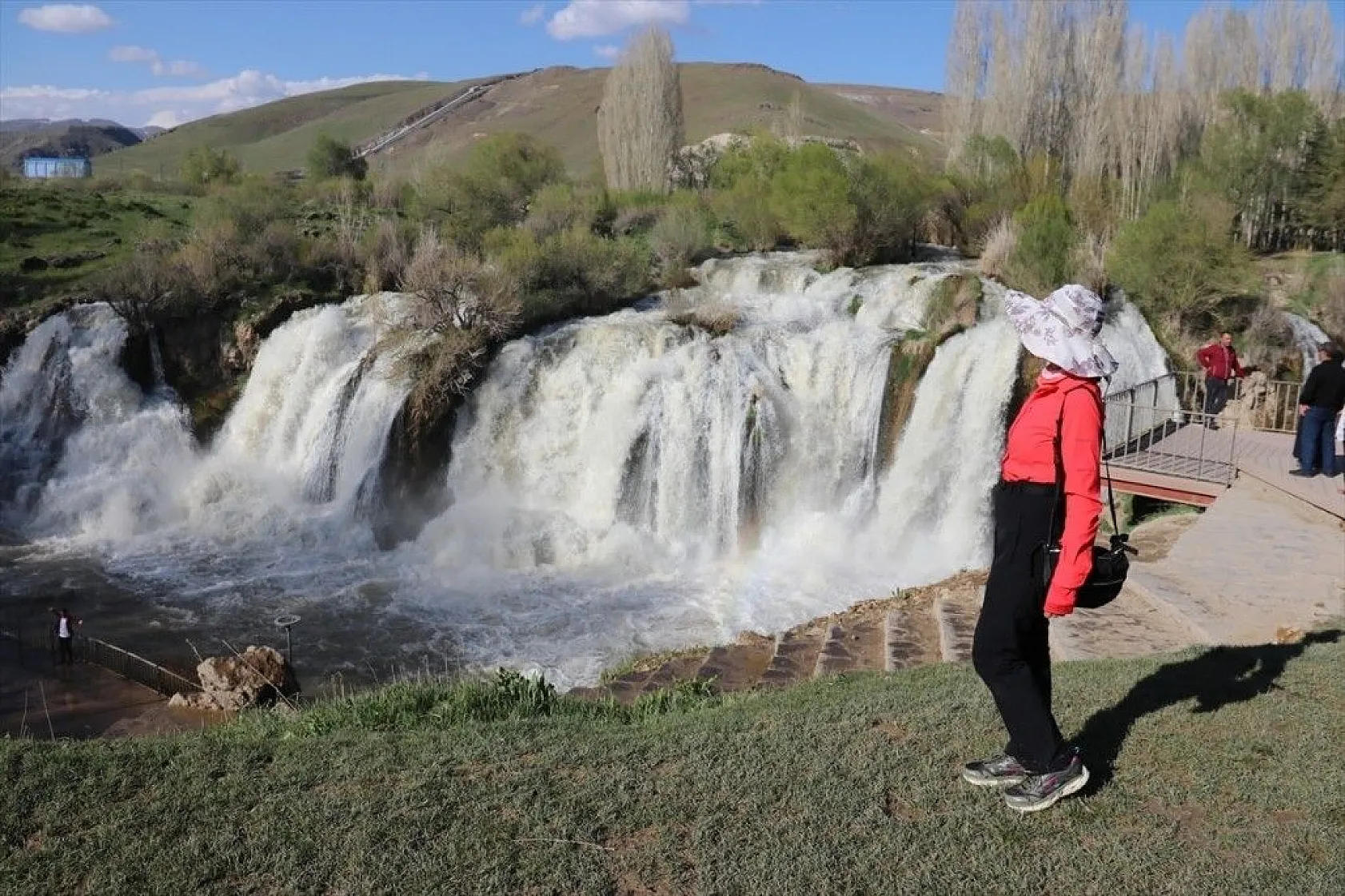 Muradiye Şelalesi ilgi görüyor