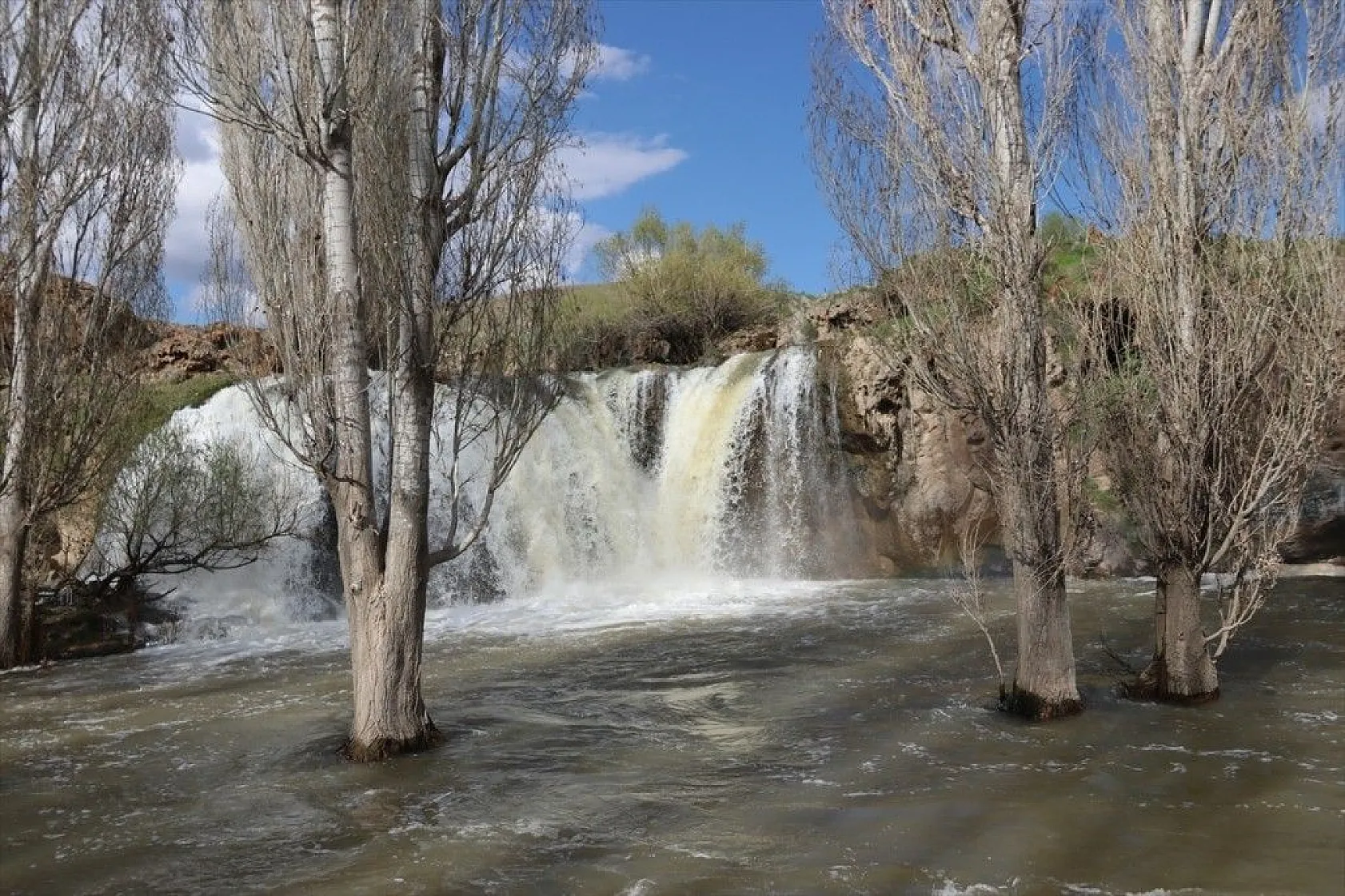 Muradiye Şelalesi ilgi görüyor