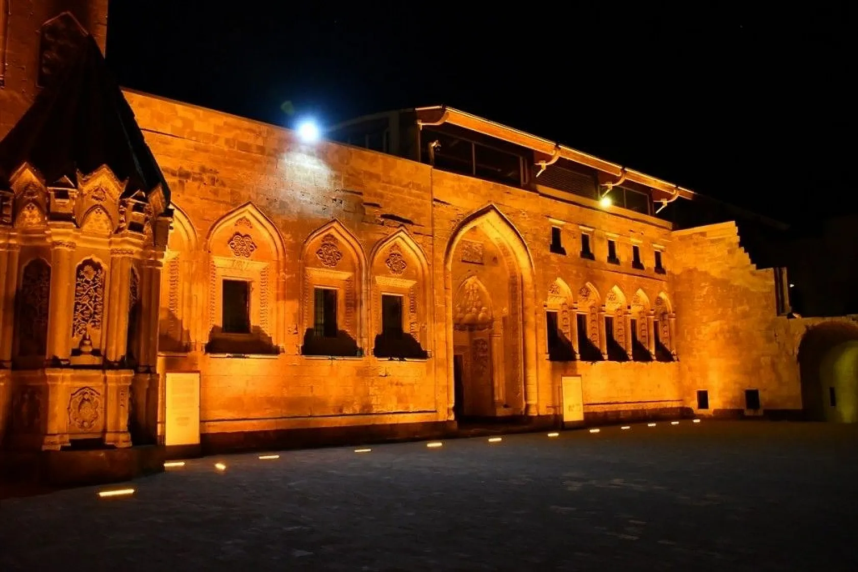 İshak Paşa Sarayı ışıl ışıl