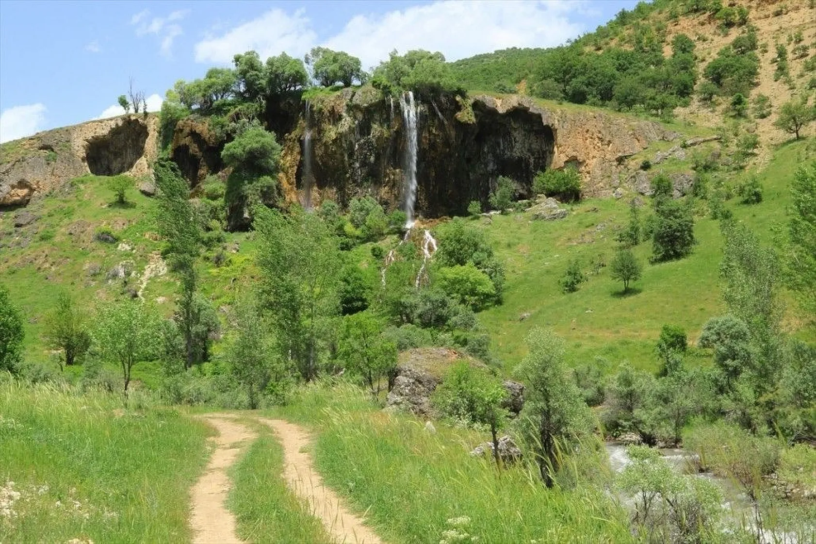 Pargasur Şelalesi ziyaretçilerini büyülüyor