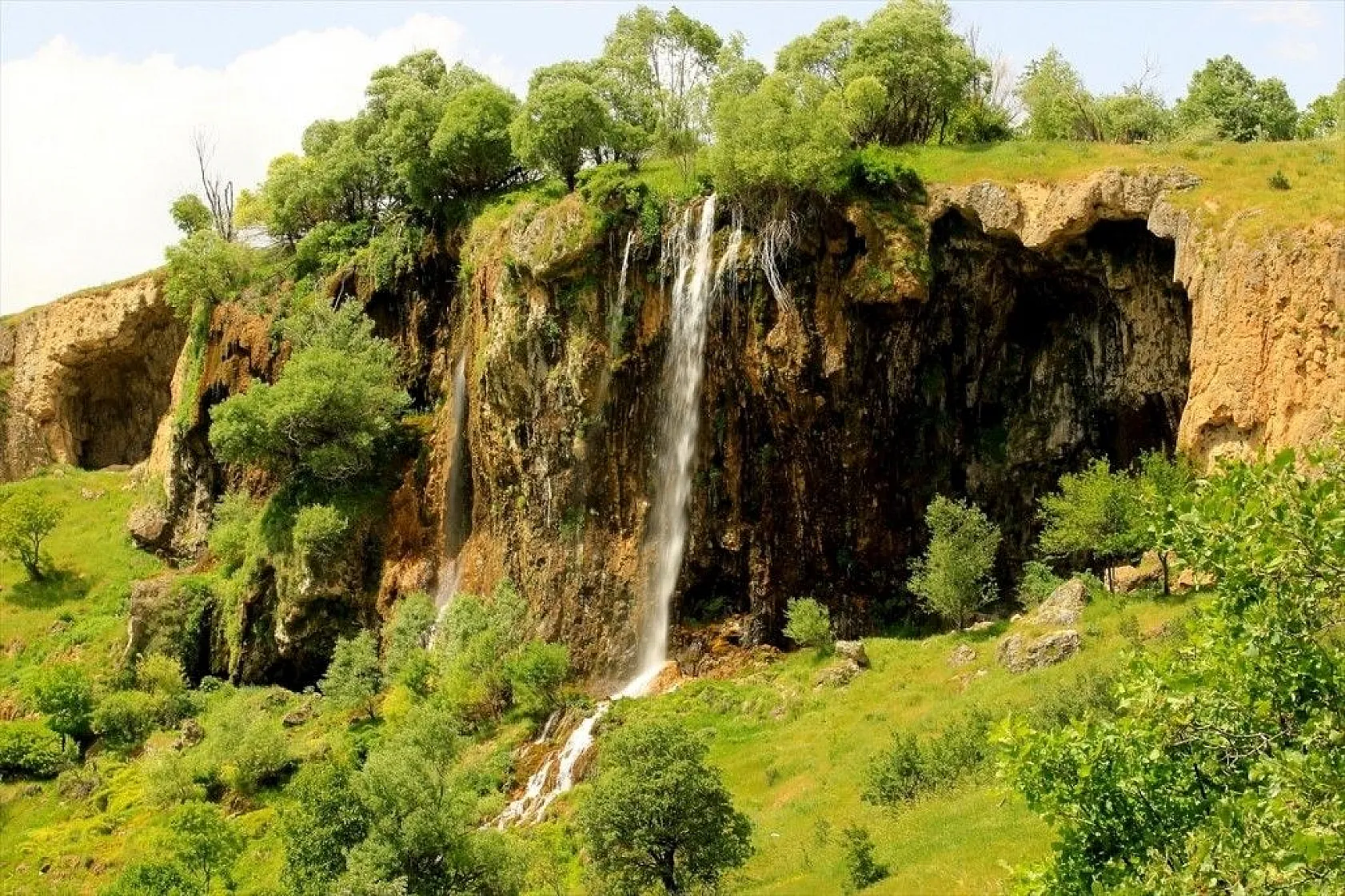 Pargasur Şelalesi ziyaretçilerini büyülüyor