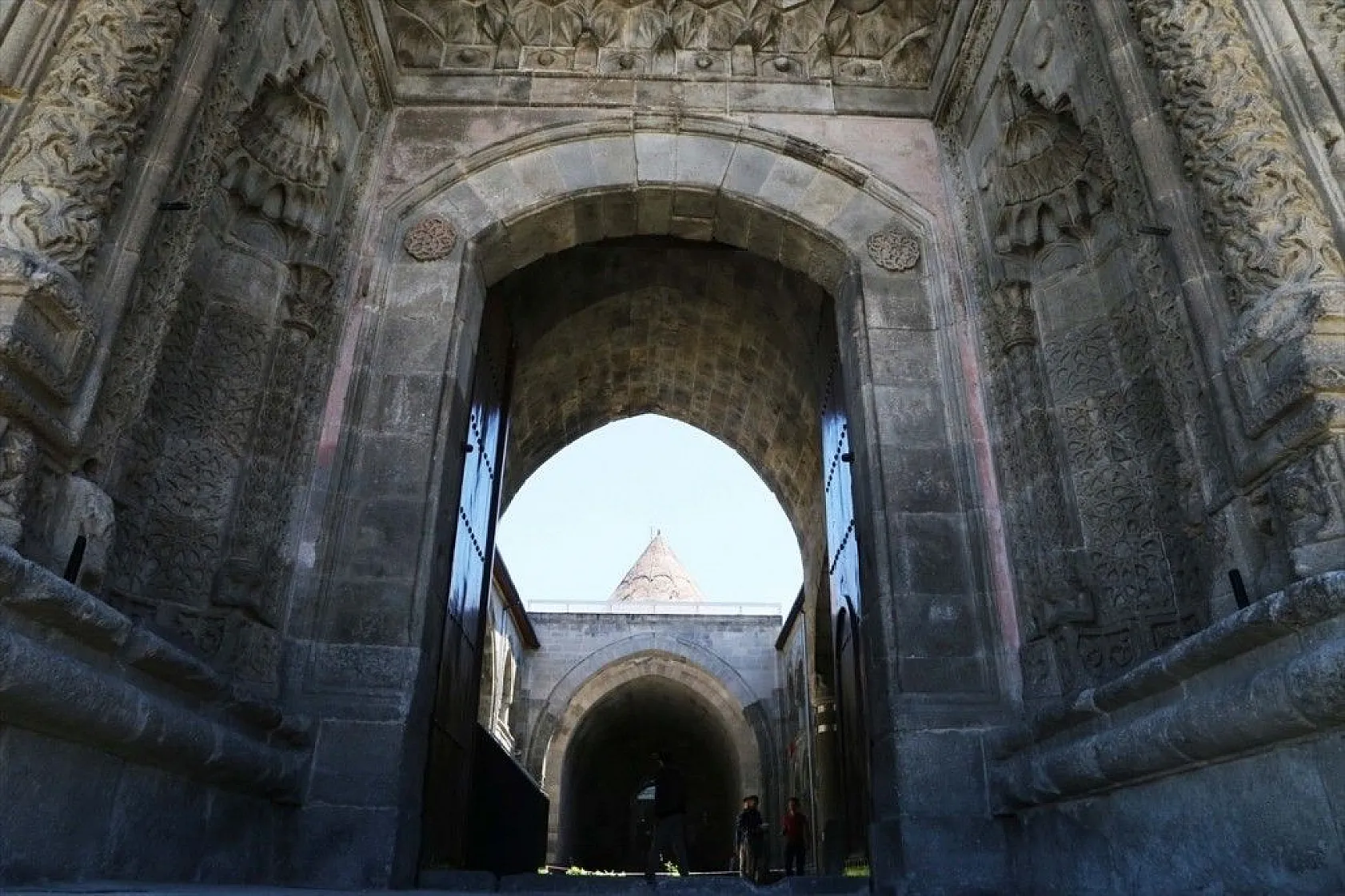 Çifte Minareli Medrese motifleriyle göz kamaştırıyor
