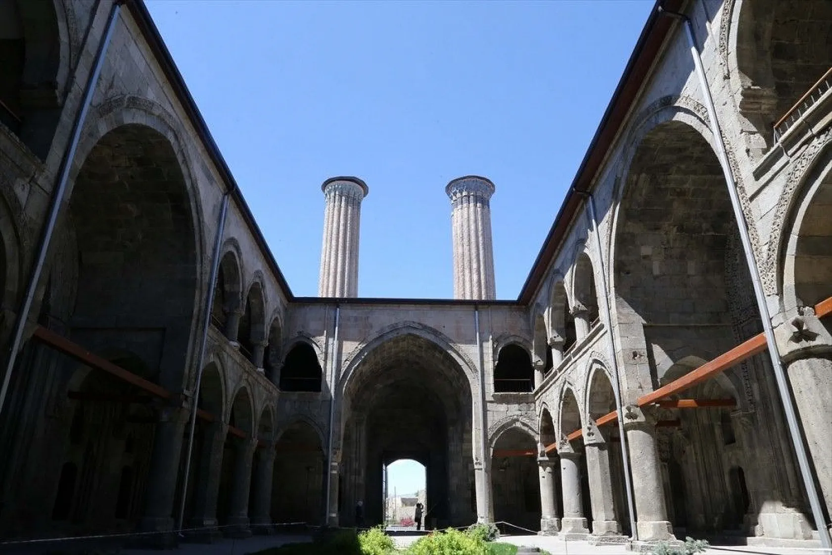 Çifte Minareli Medrese motifleriyle göz kamaştırıyor