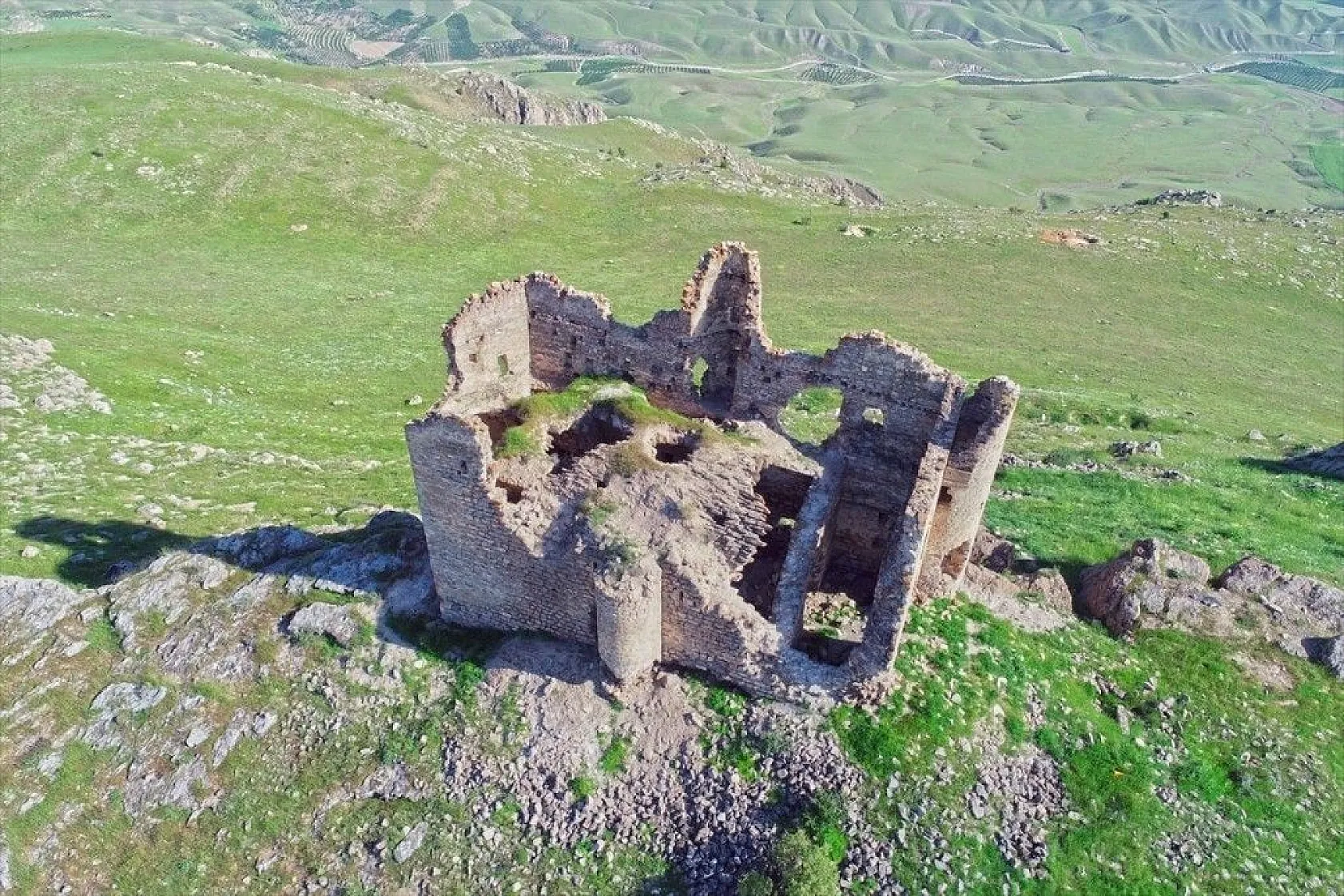 Bin yıllık tarihe ışık tutan manastır zamana direniyor