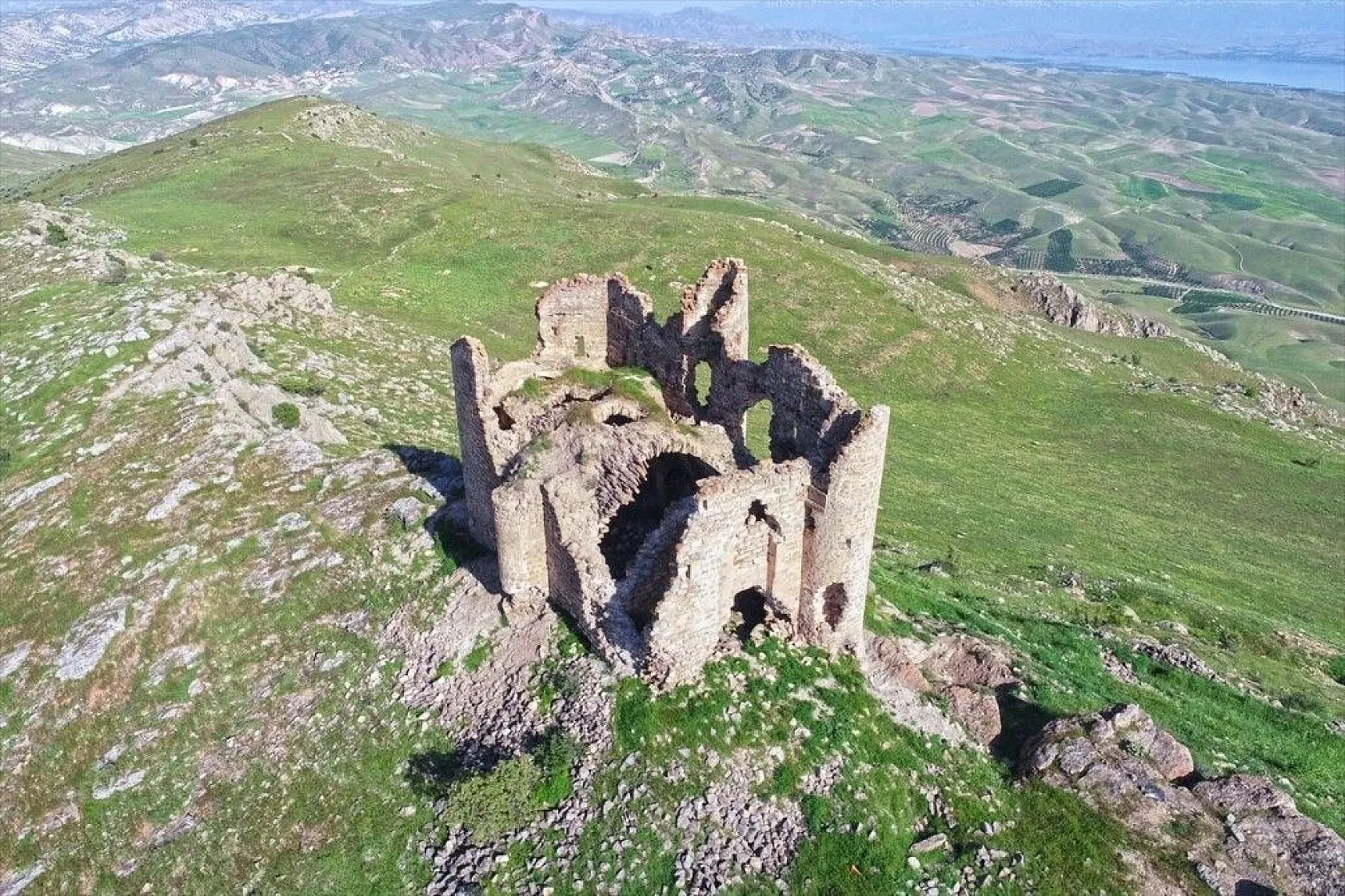 Bin yıllık tarihe ışık tutan manastır zamana direniyor