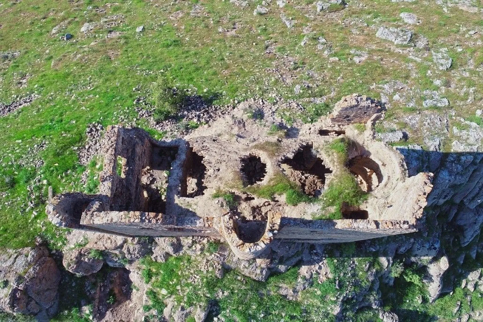 Bin yıllık tarihe ışık tutan manastır zamana direniyor