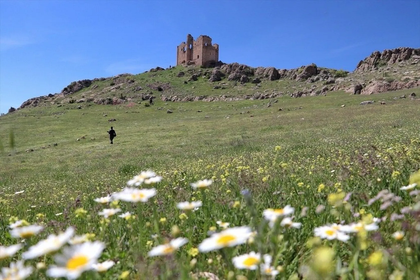 Bin yıllık tarihe ışık tutan manastır zamana direniyor