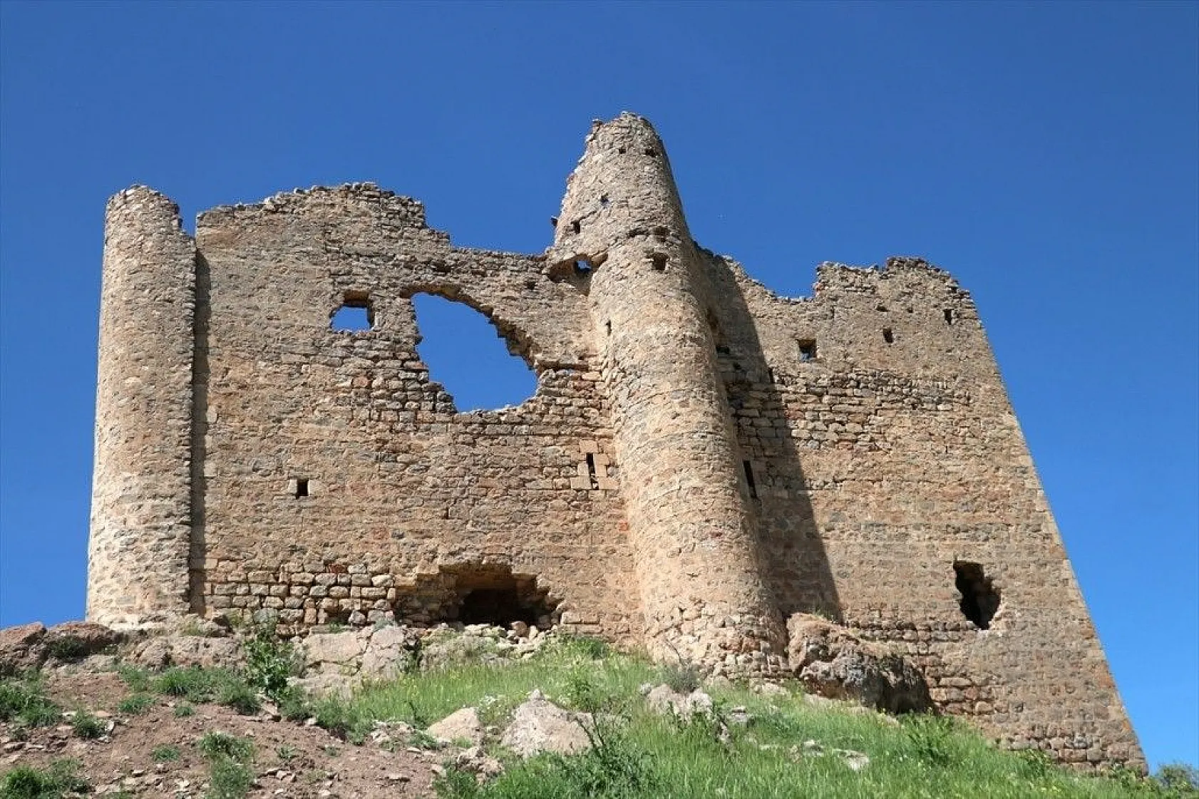 Bin yıllık tarihe ışık tutan manastır zamana direniyor