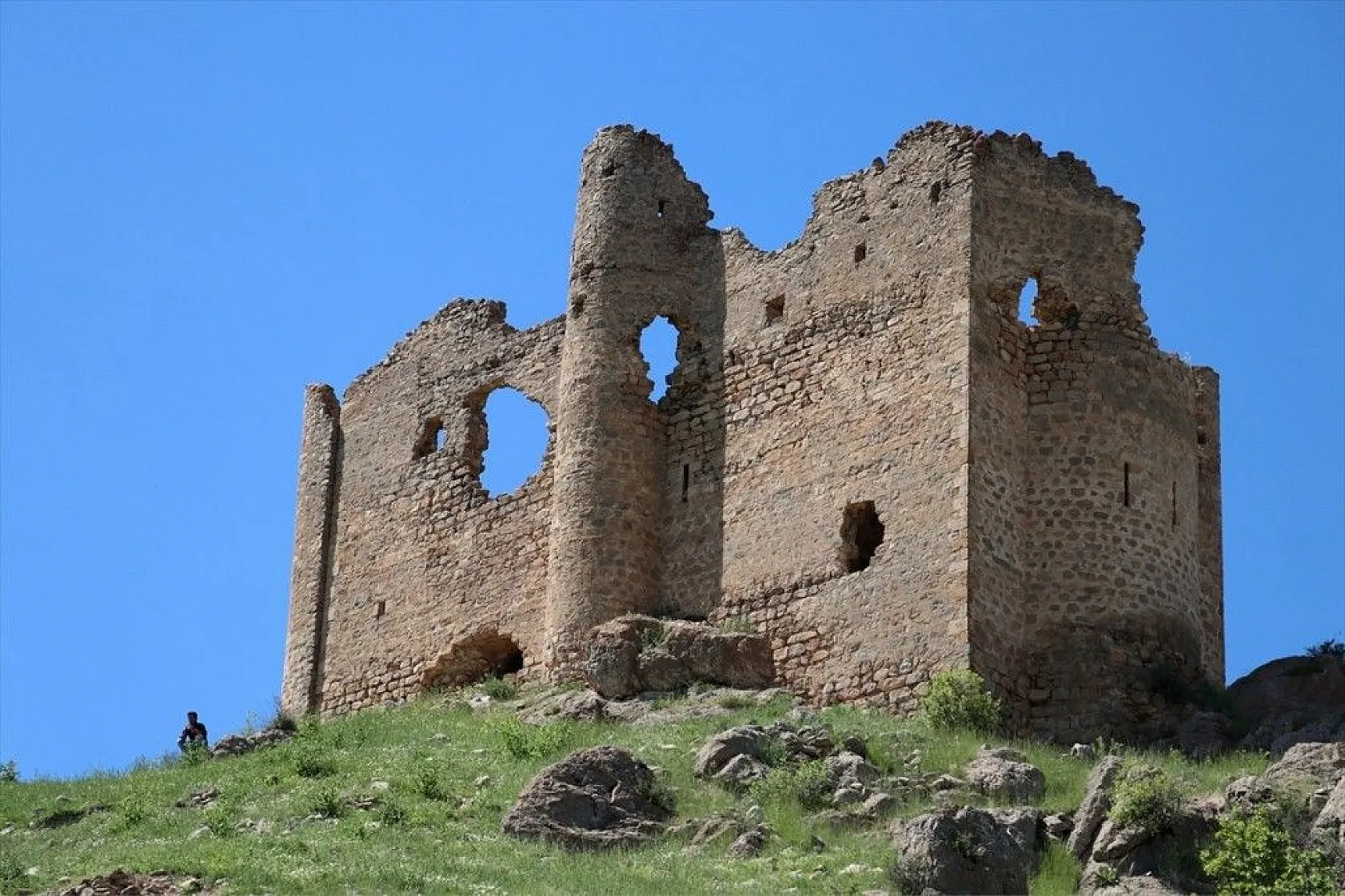 Bin yıllık tarihe ışık tutan manastır zamana direniyor
