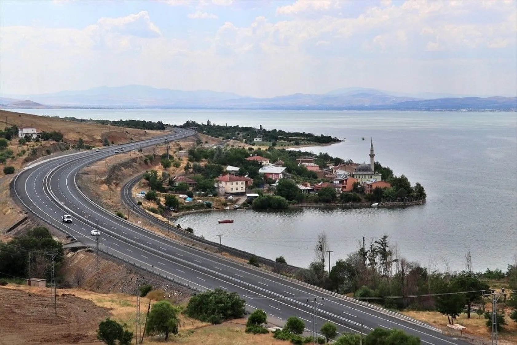 Aşağı İçme köyü doğal güzelliğiyle ilgi görüyor