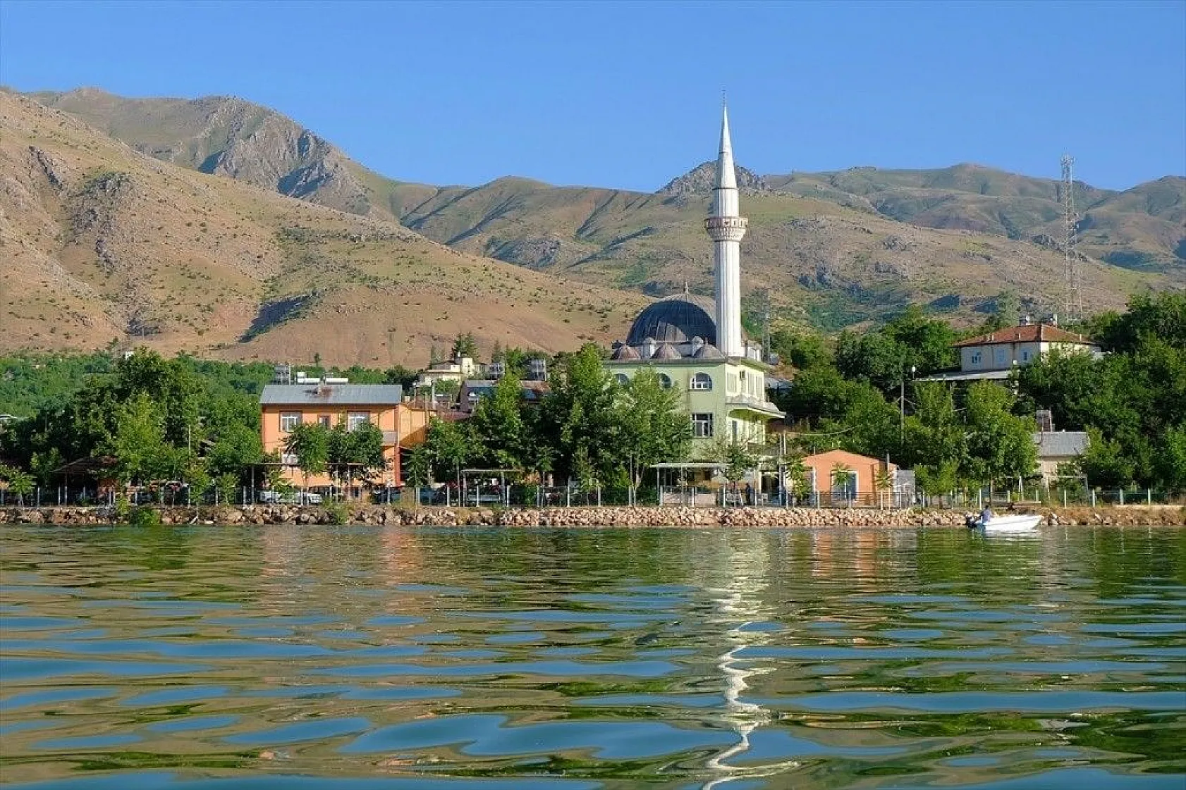 Aşağı İçme köyü doğal güzelliğiyle ilgi görüyor