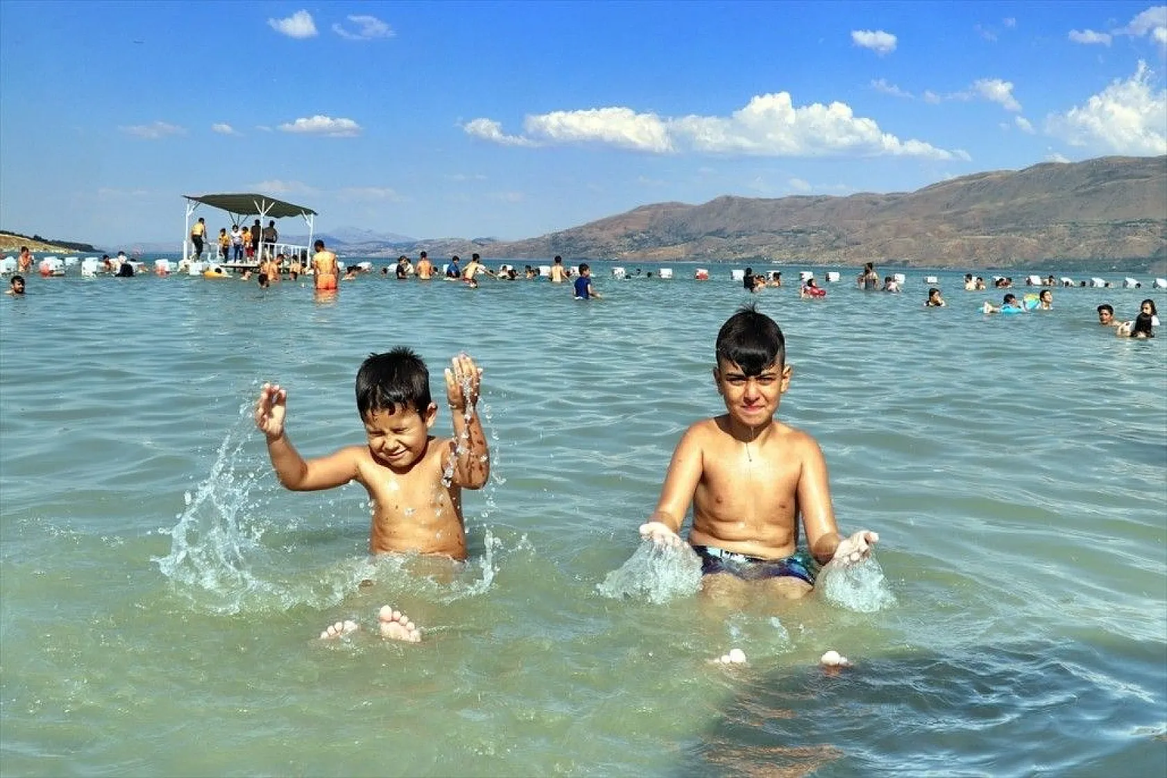 Doğuda tatilcilerin vazgeçilmez adresi: Hazar Gölü