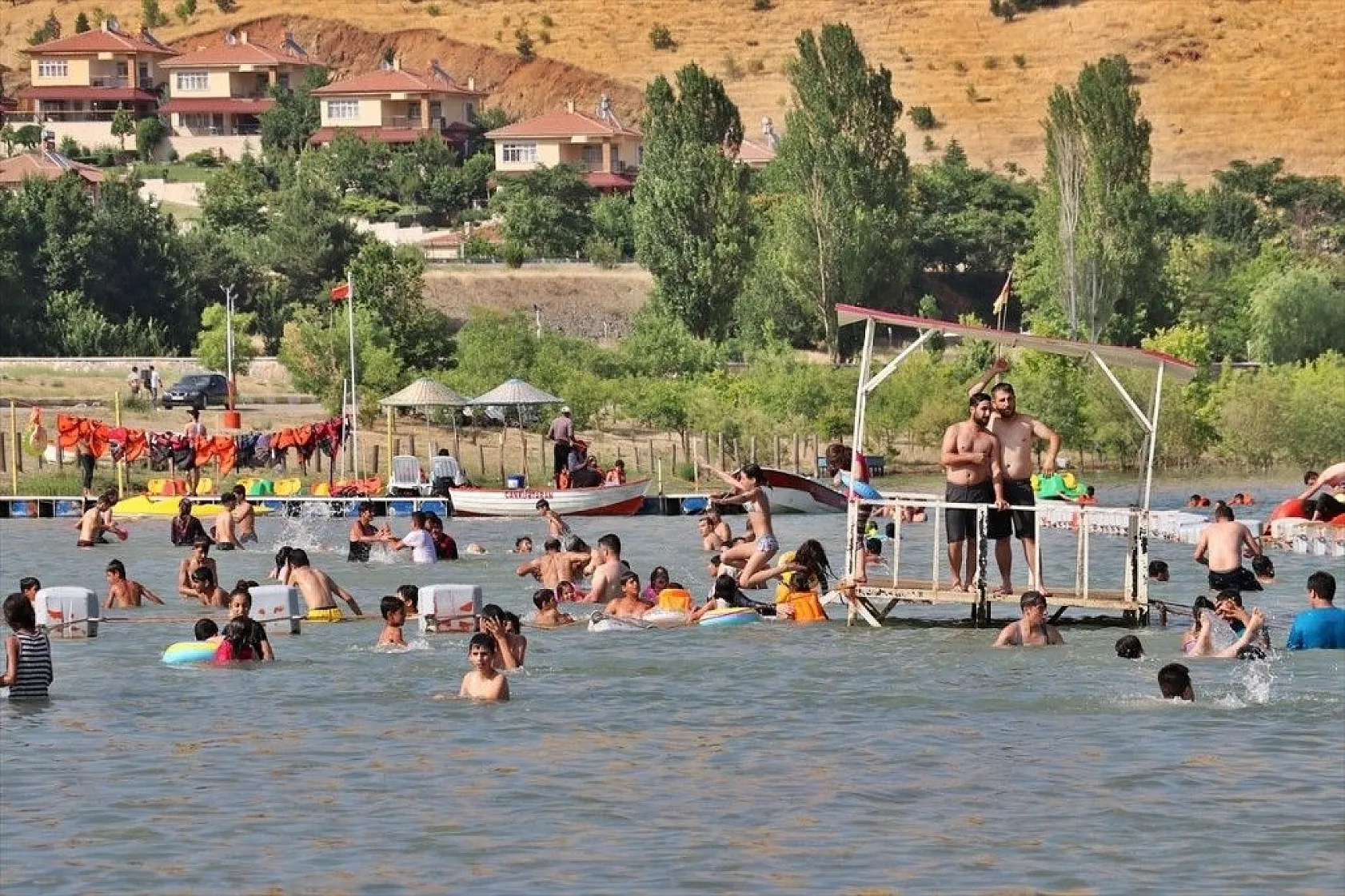Doğuda tatilcilerin vazgeçilmez adresi: Hazar Gölü