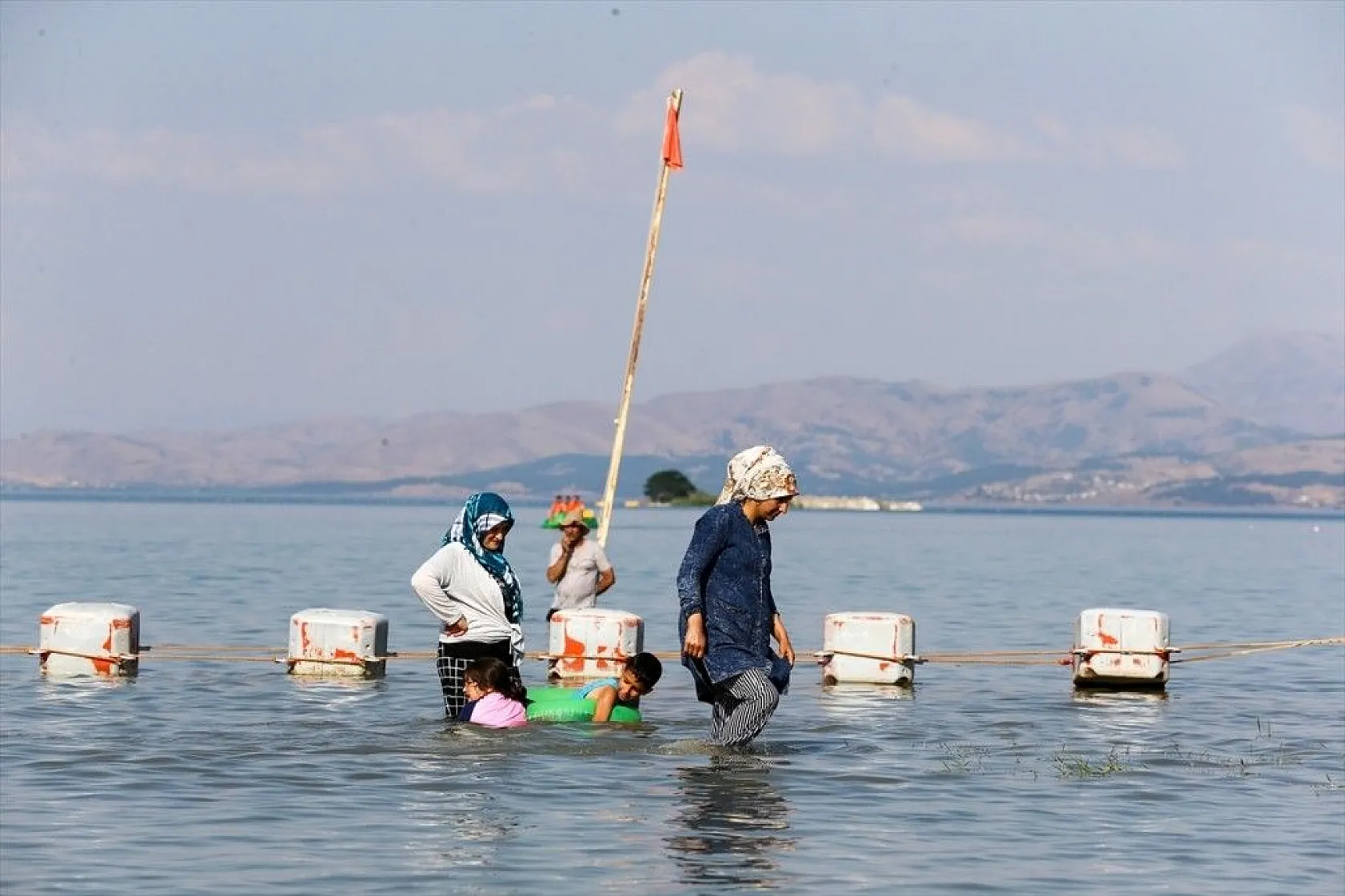 Doğuda tatilcilerin vazgeçilmez adresi: Hazar Gölü