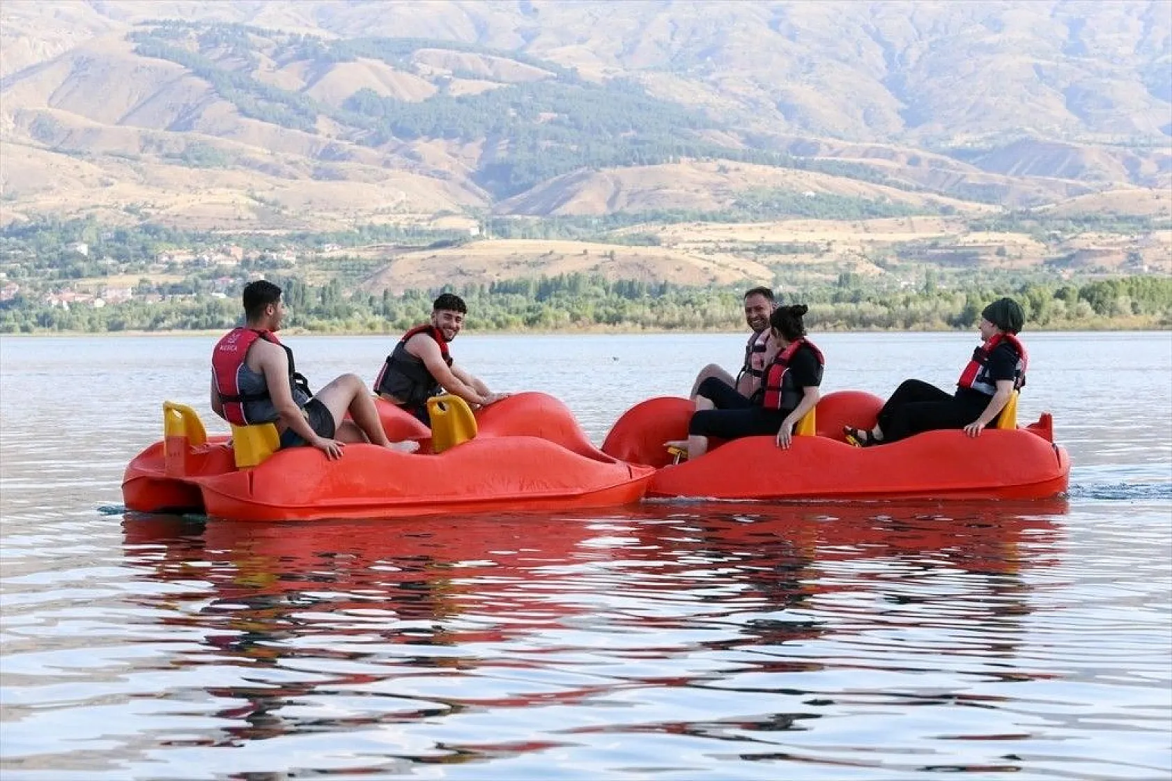 Doğuda tatilcilerin vazgeçilmez adresi: Hazar Gölü