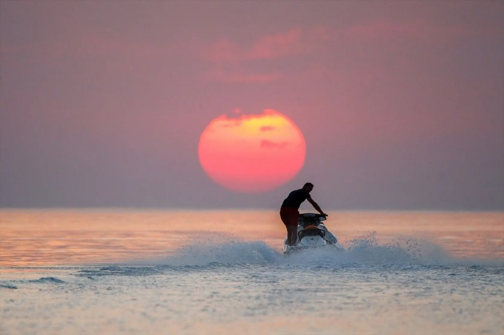 Van Gölü sahillerinde gün batımı güzelliği