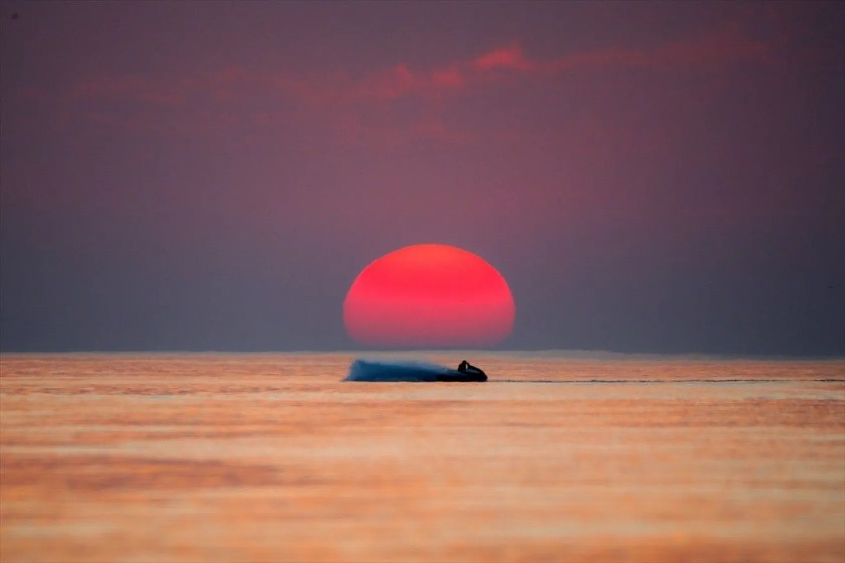 Van Gölü sahillerinde gün batımı güzelliği