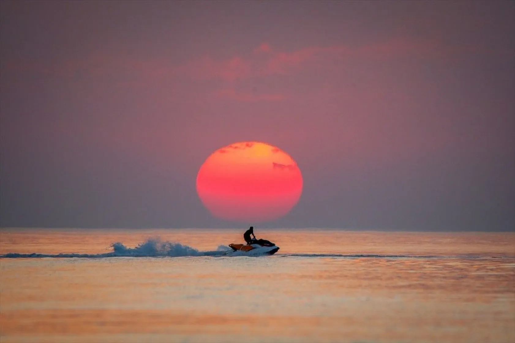 Van Gölü sahillerinde gün batımı güzelliği