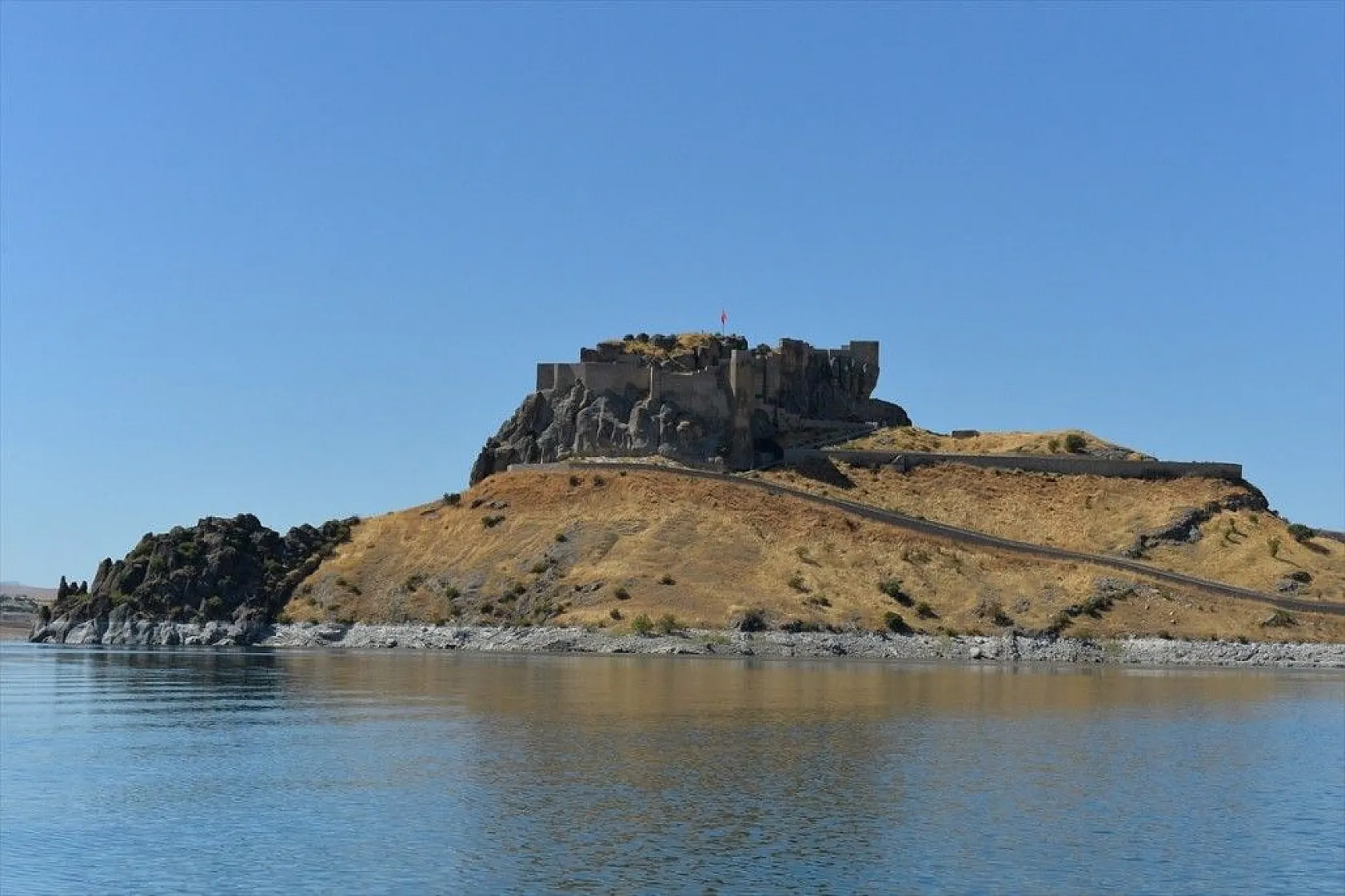 Tarihi Pertek Kalesi turistlerin uğrak yeri olacak