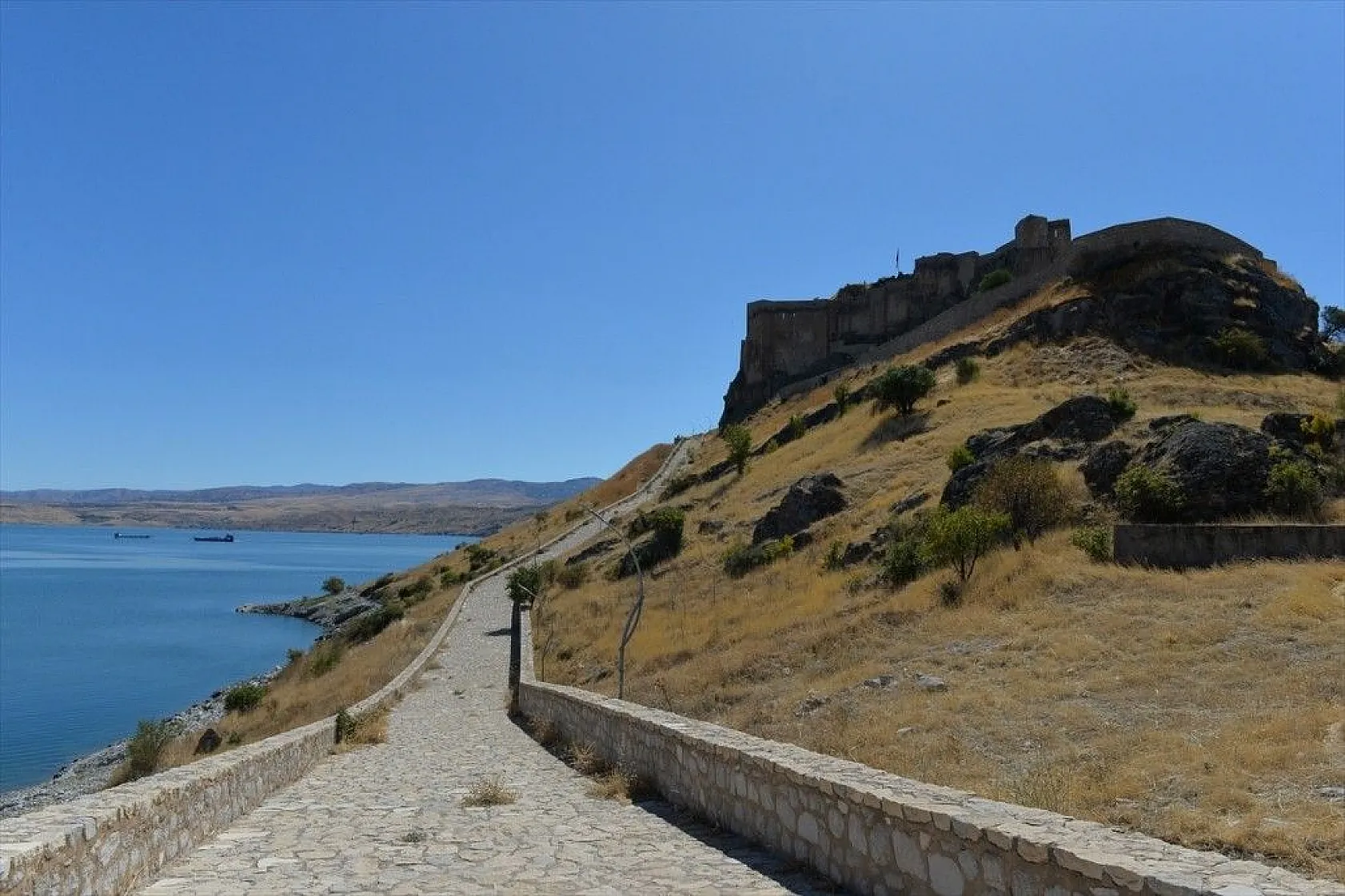 Tarihi Pertek Kalesi turistlerin uğrak yeri olacak