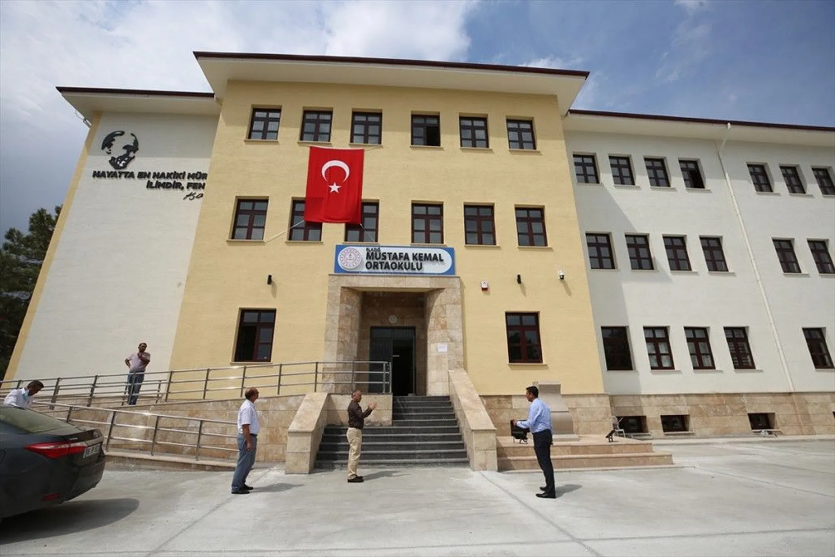 Depremin etkilediği Elazığ'da yeni okul binaları yükseliyor