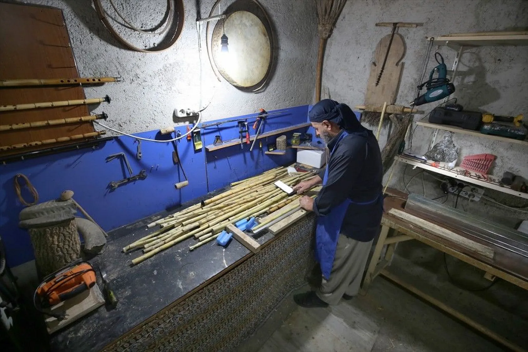 Kültürünü yaşatmak için yaptığı neylerle gönüllü kurs veriyor