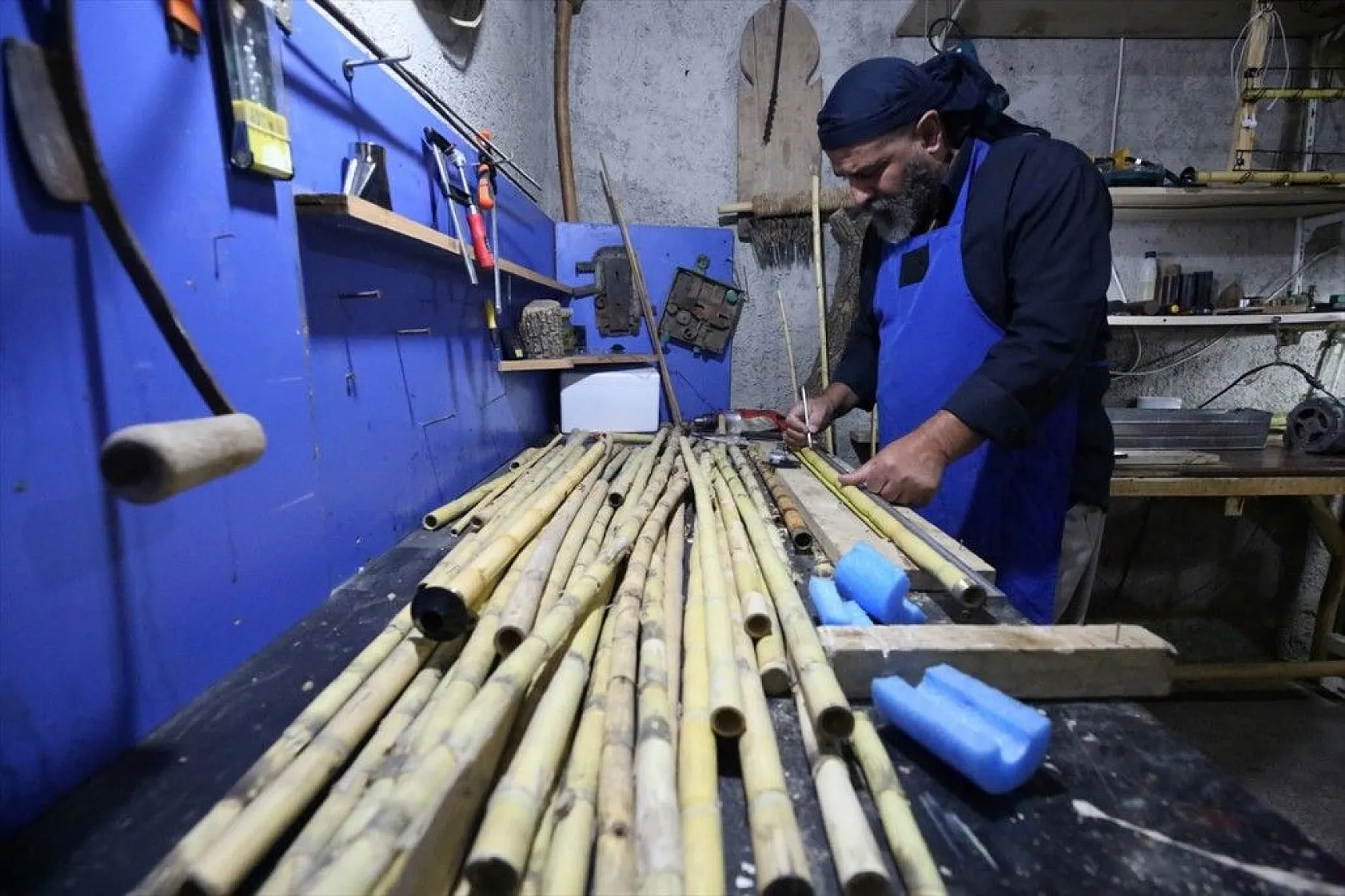 Kültürünü yaşatmak için yaptığı neylerle gönüllü kurs veriyor