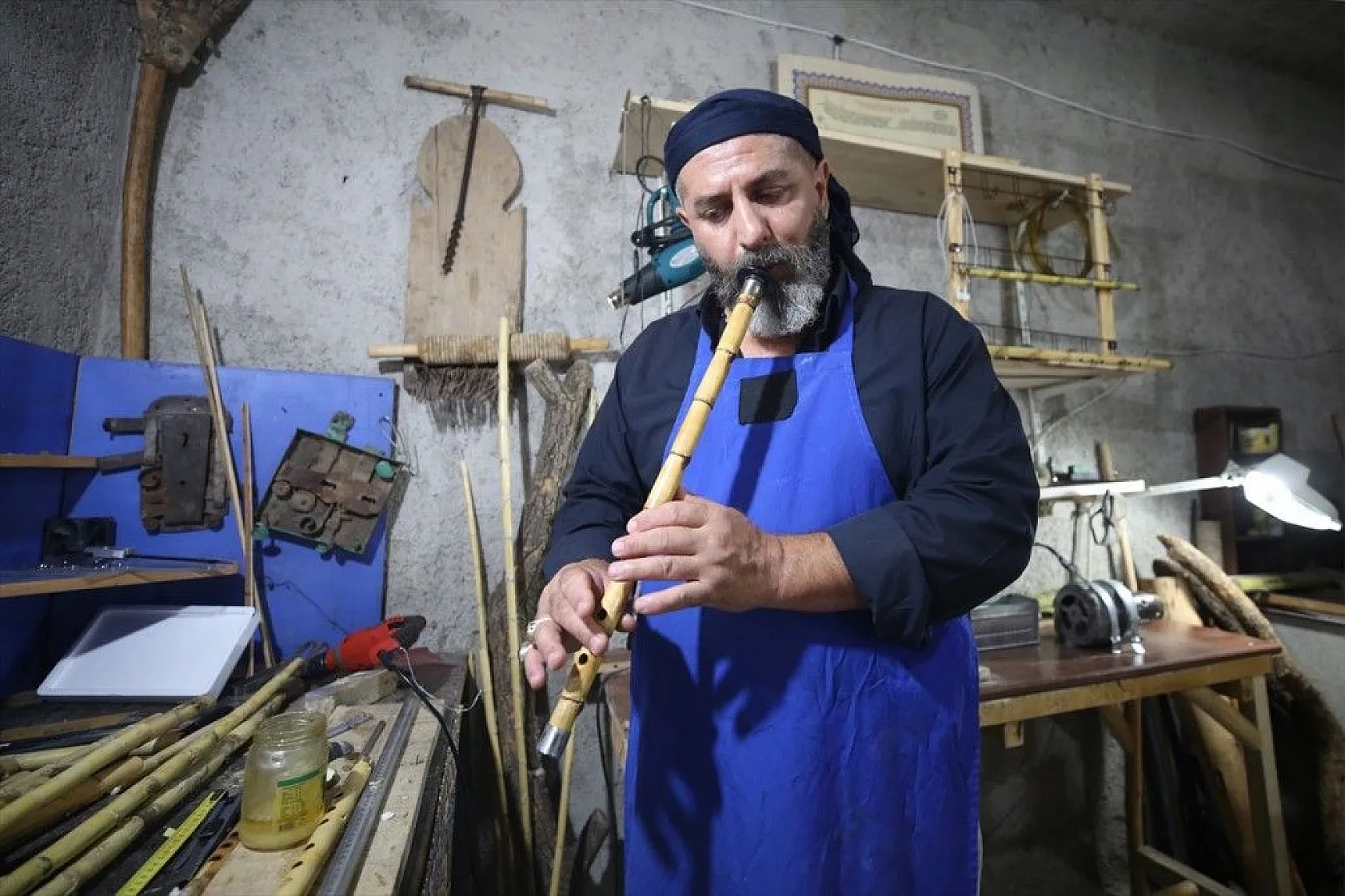 Kültürünü yaşatmak için yaptığı neylerle gönüllü kurs veriyor