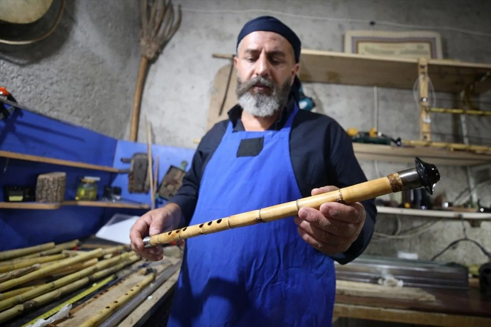 Kültürünü yaşatmak için yaptığı neylerle gönüllü kurs veriyor