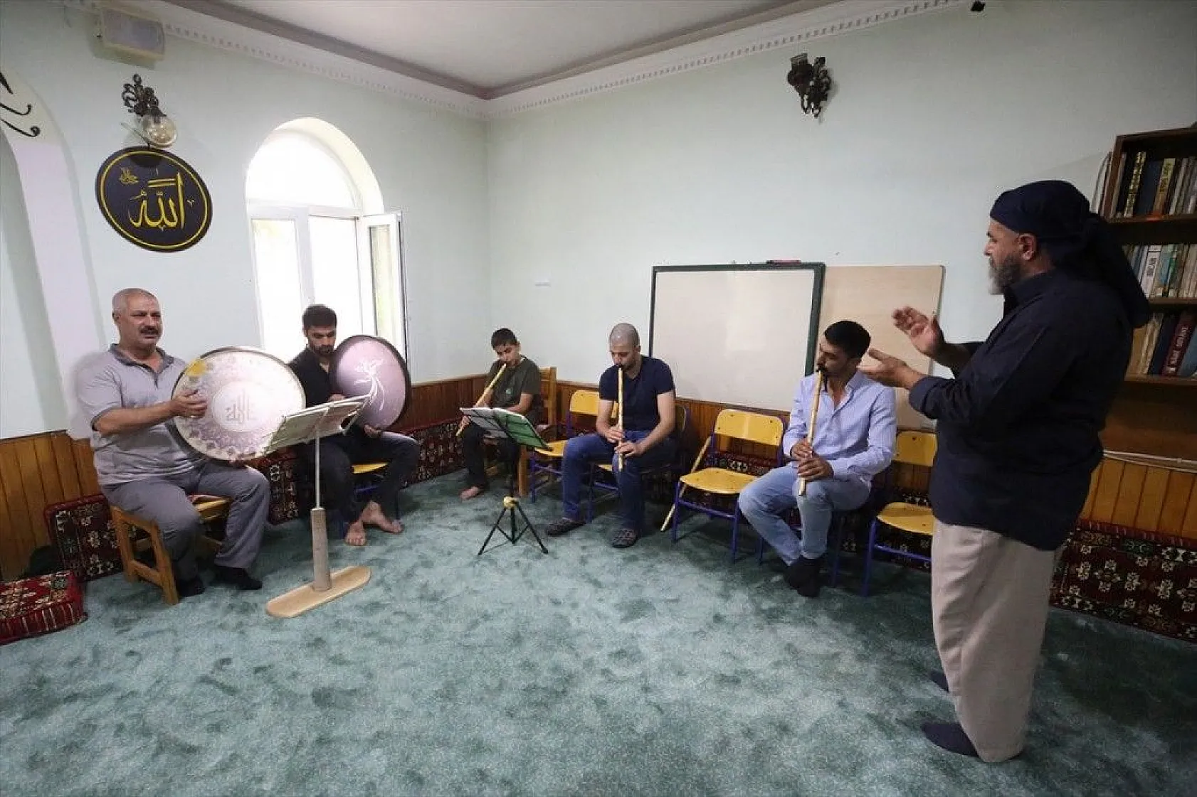 Kültürünü yaşatmak için yaptığı neylerle gönüllü kurs veriyor