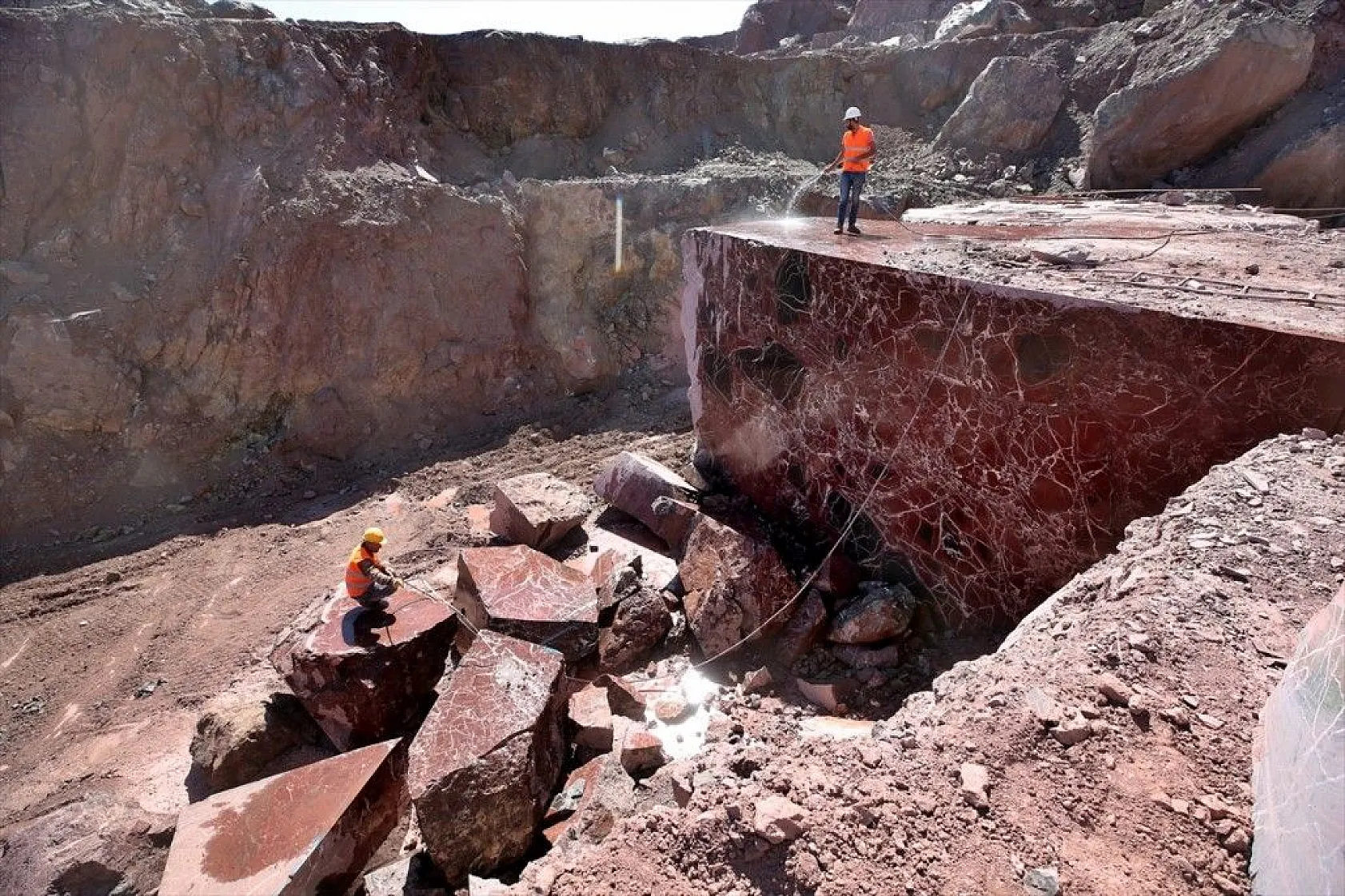 Elazığ'ın Vişne Mermeri güzelliğiyle göz kamaştırıyor