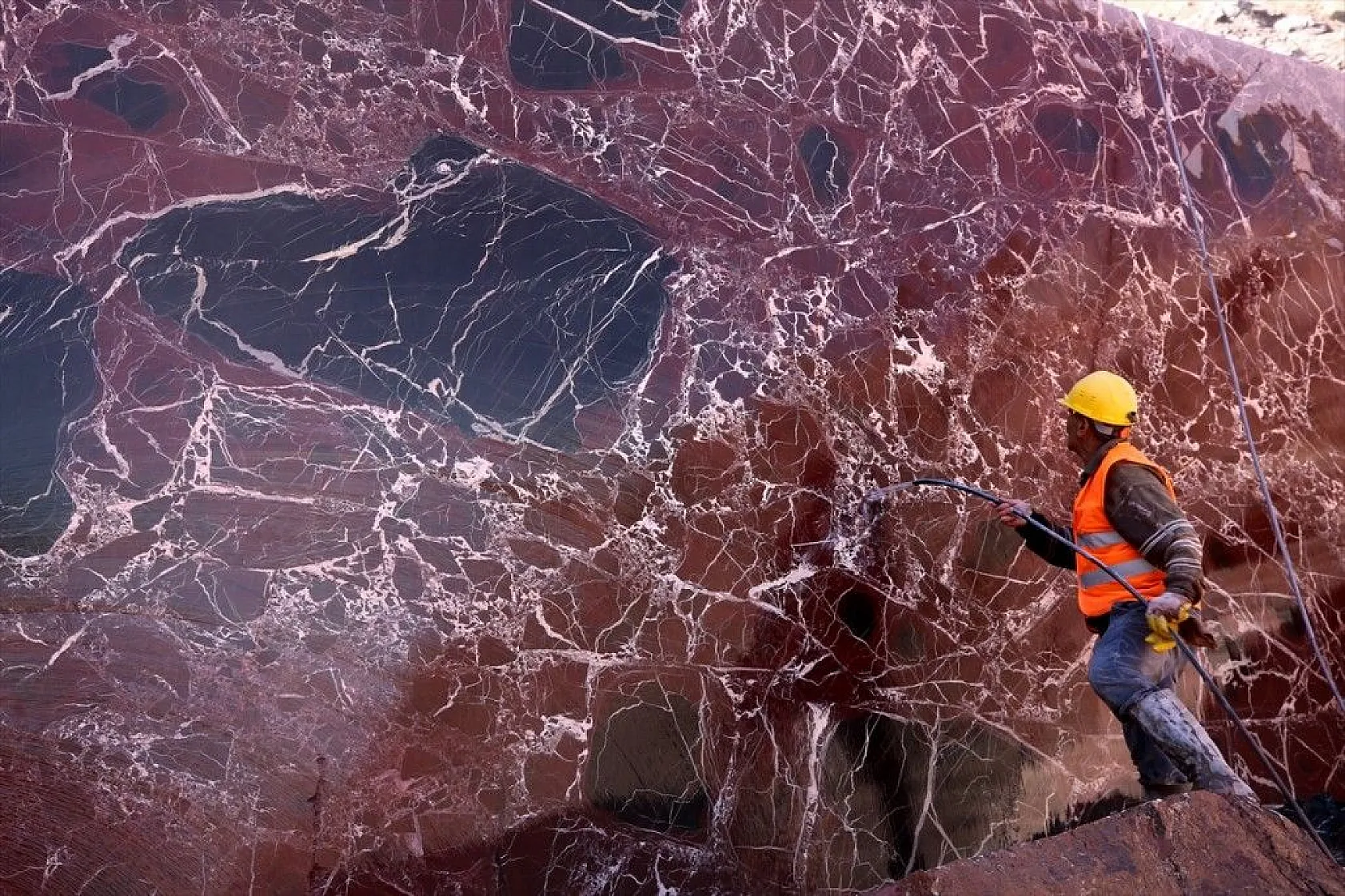 Elazığ'ın Vişne Mermeri güzelliğiyle göz kamaştırıyor