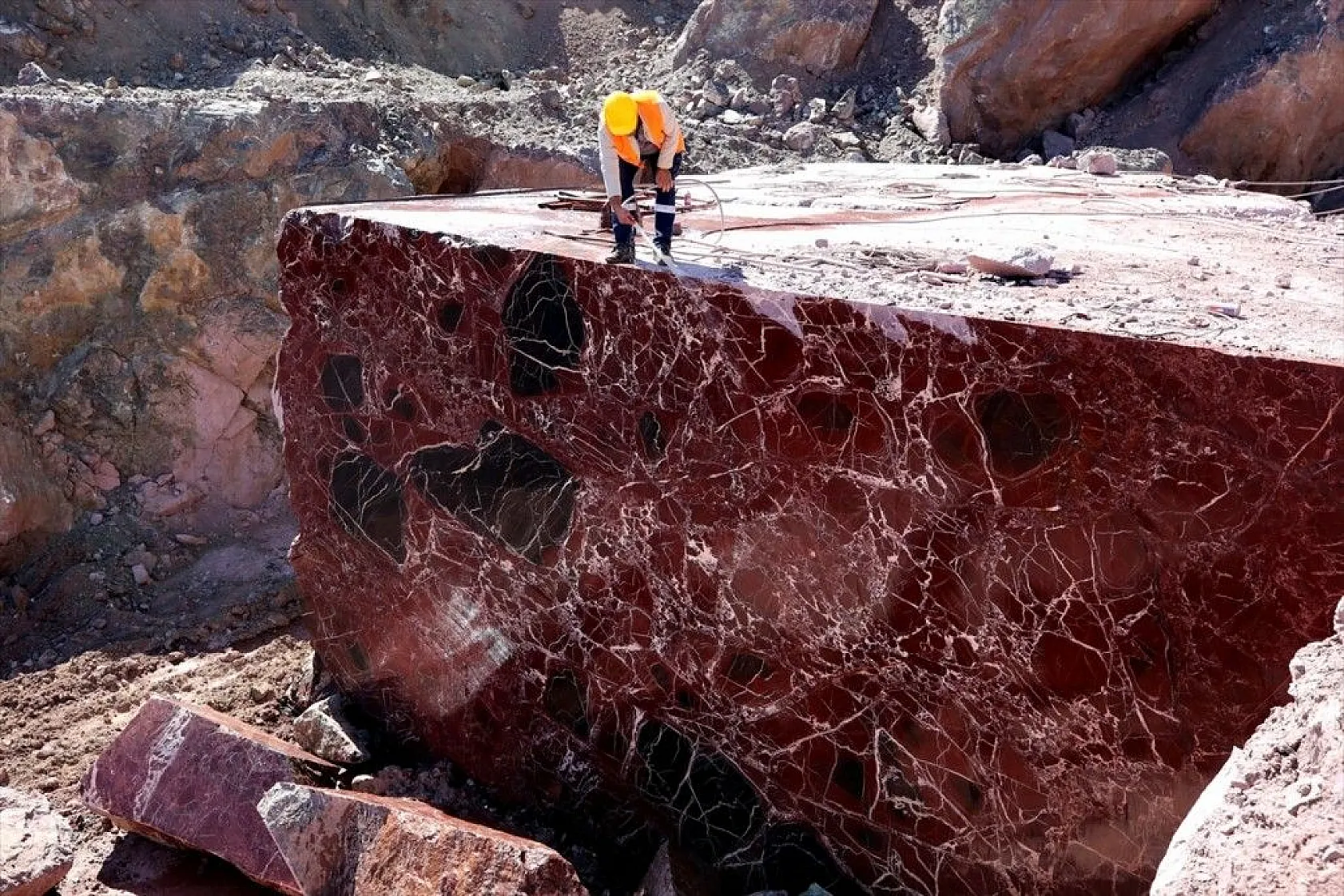 Elazığ'ın Vişne Mermeri güzelliğiyle göz kamaştırıyor