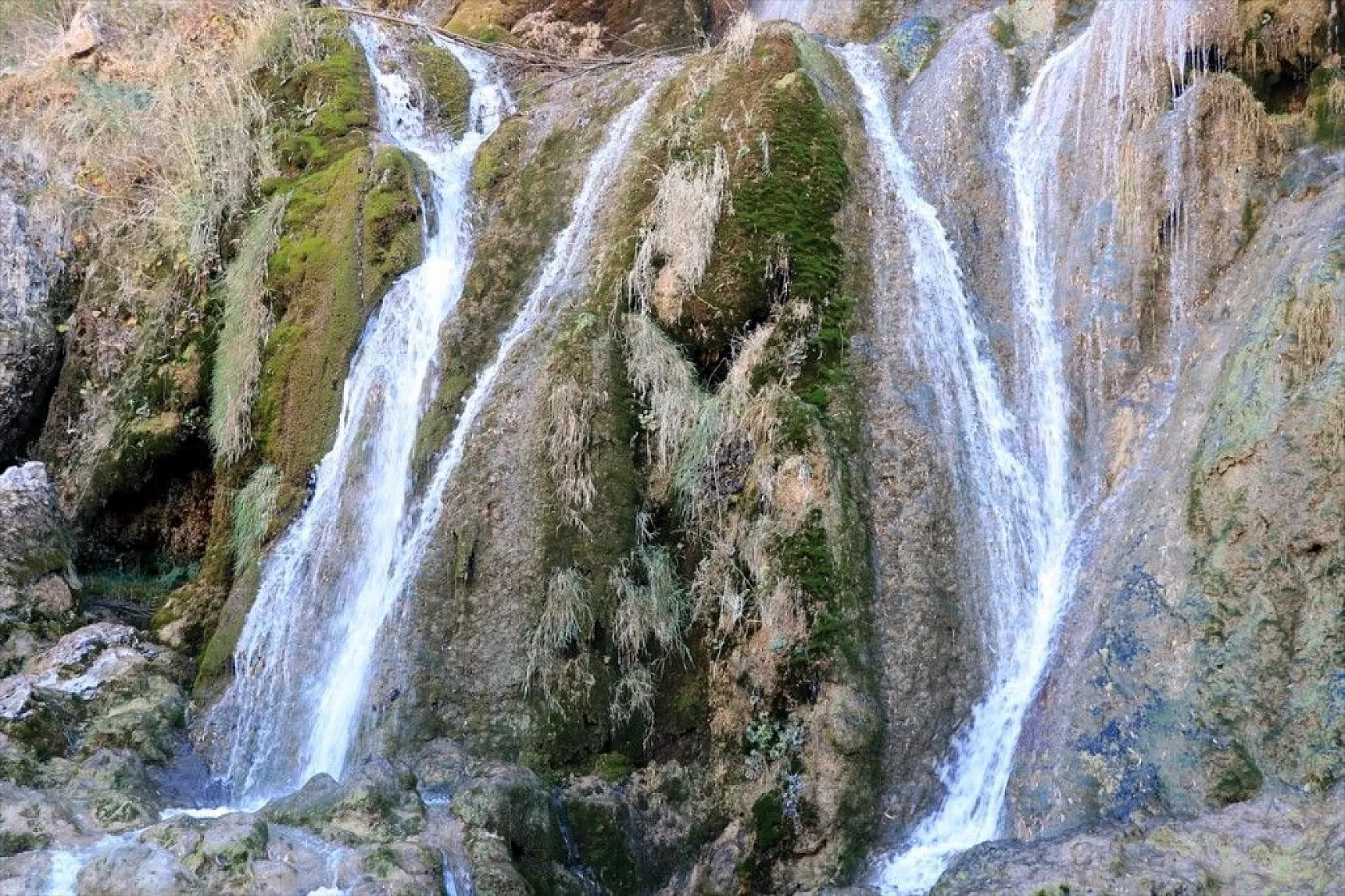 Doğal güzelliğiyle tescilli Girlevik Şelalesi sonbaharda ziyaretçilerini ağırlıyor