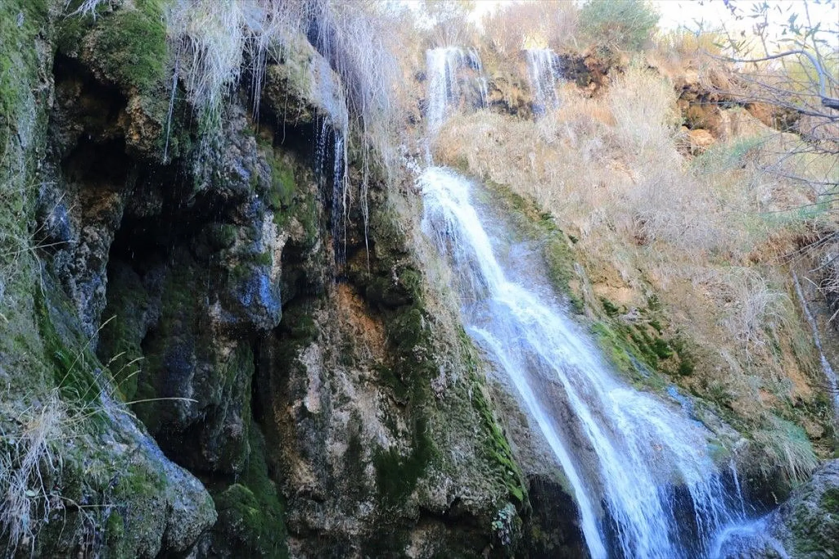 Doğal güzelliğiyle tescilli Girlevik Şelalesi sonbaharda ziyaretçilerini ağırlıyor