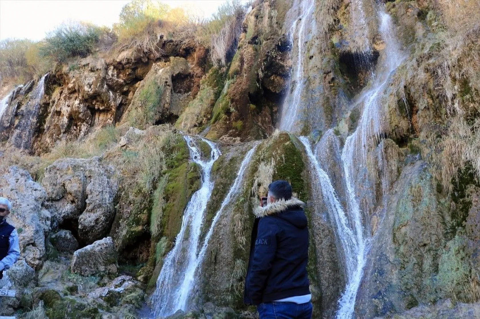 Doğal güzelliğiyle tescilli Girlevik Şelalesi sonbaharda ziyaretçilerini ağırlıyor