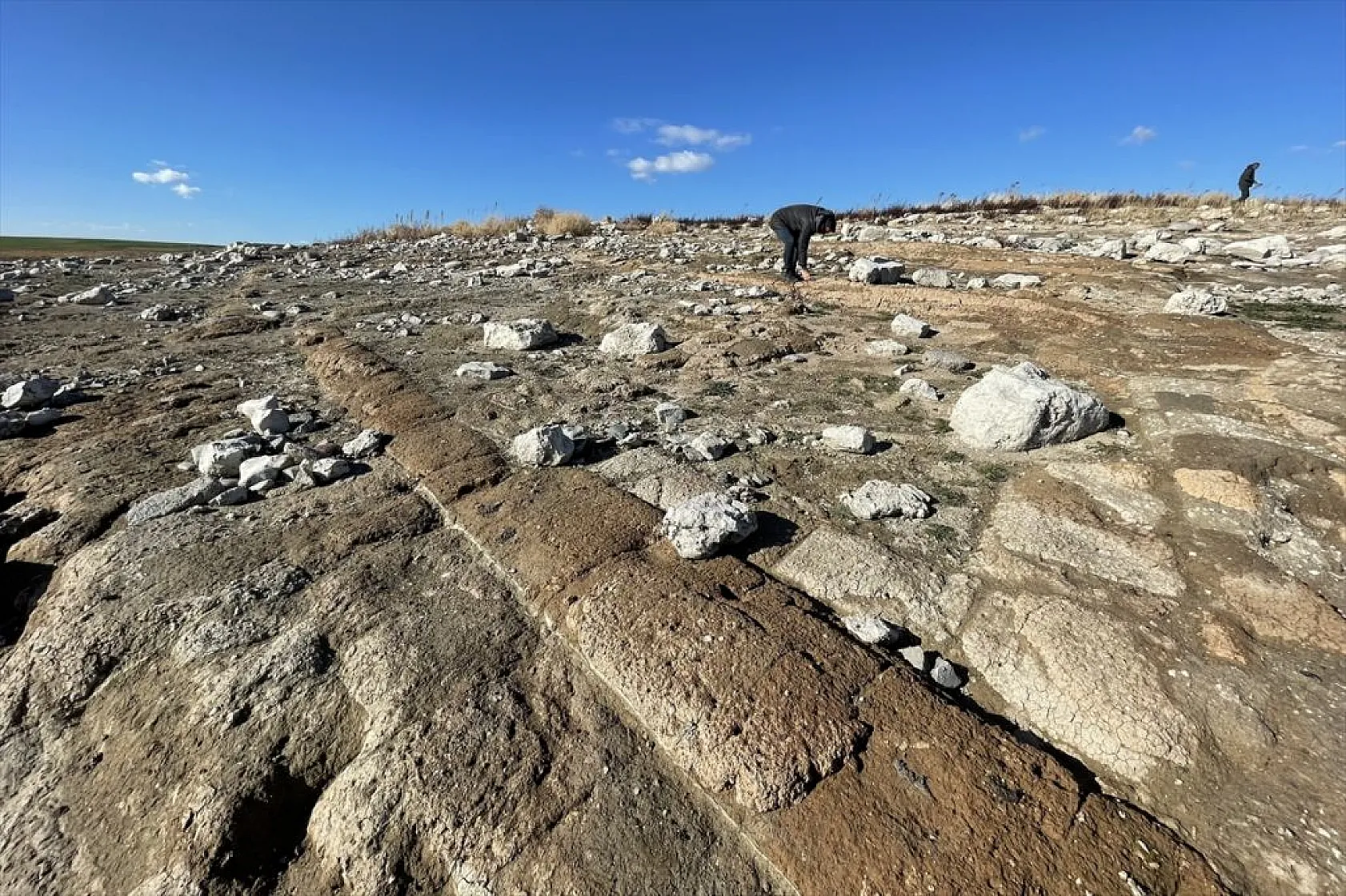 Sular çekildi, tarihi höyükler ortaya çıktı