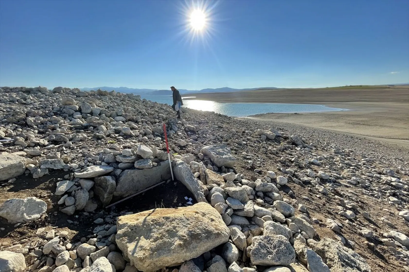 Sular çekildi, tarihi höyükler ortaya çıktı