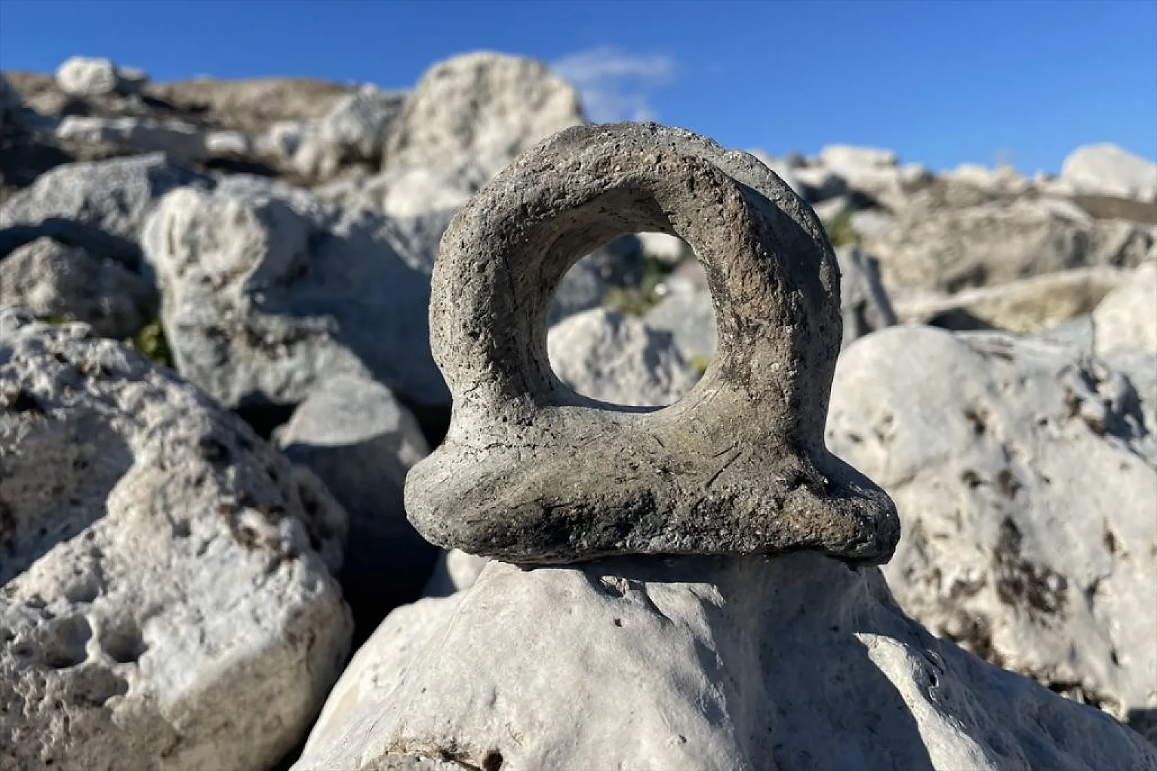 Sular çekildi, tarihi höyükler ortaya çıktı