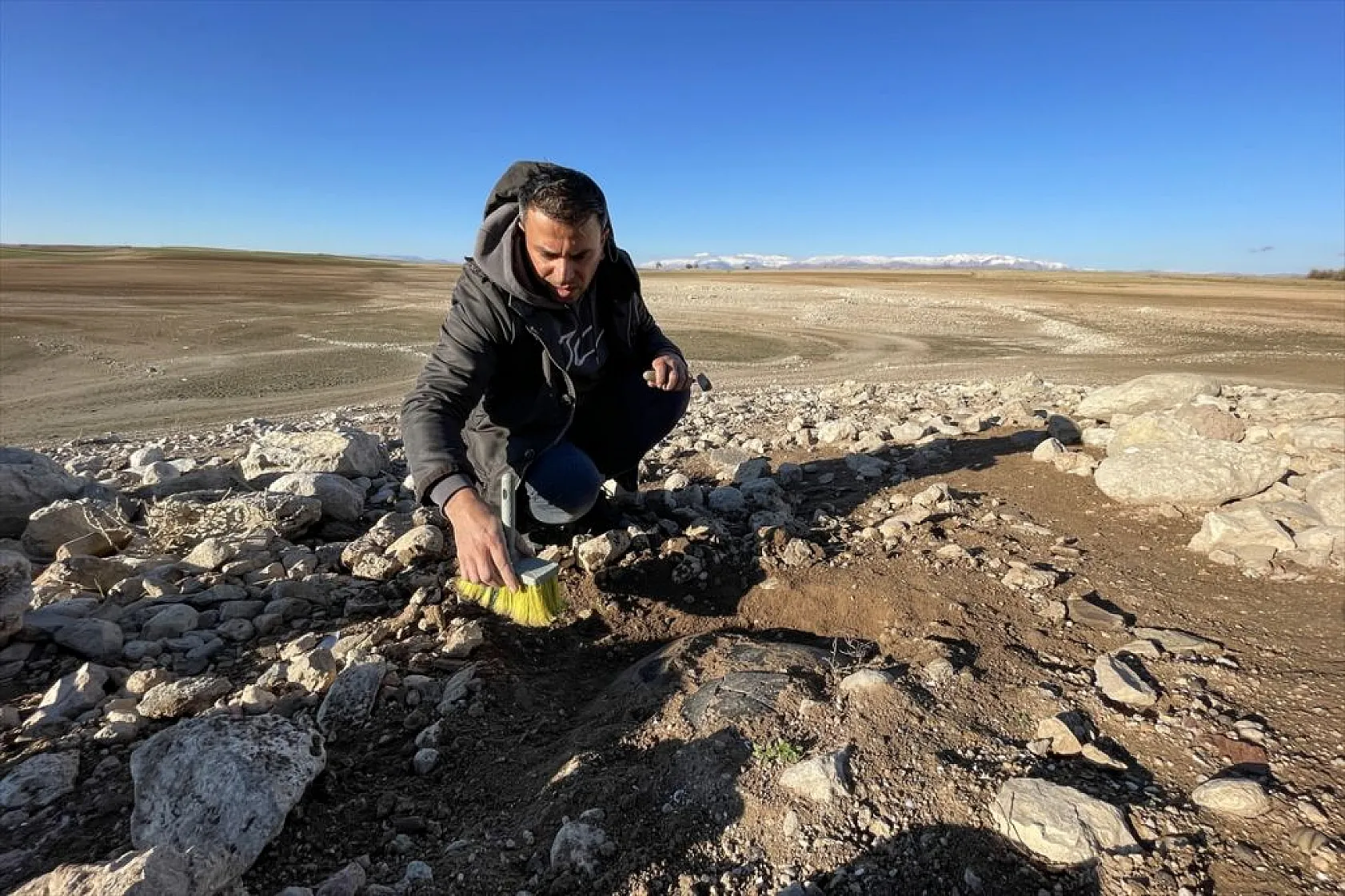 Sular çekildi, tarihi höyükler ortaya çıktı