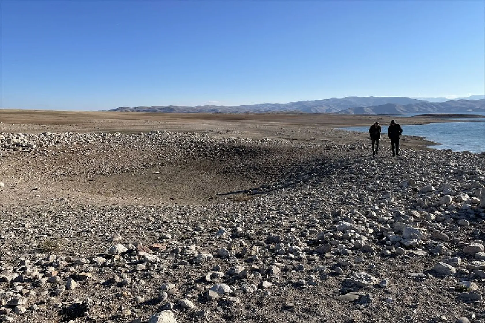 Sular çekildi, tarihi höyükler ortaya çıktı