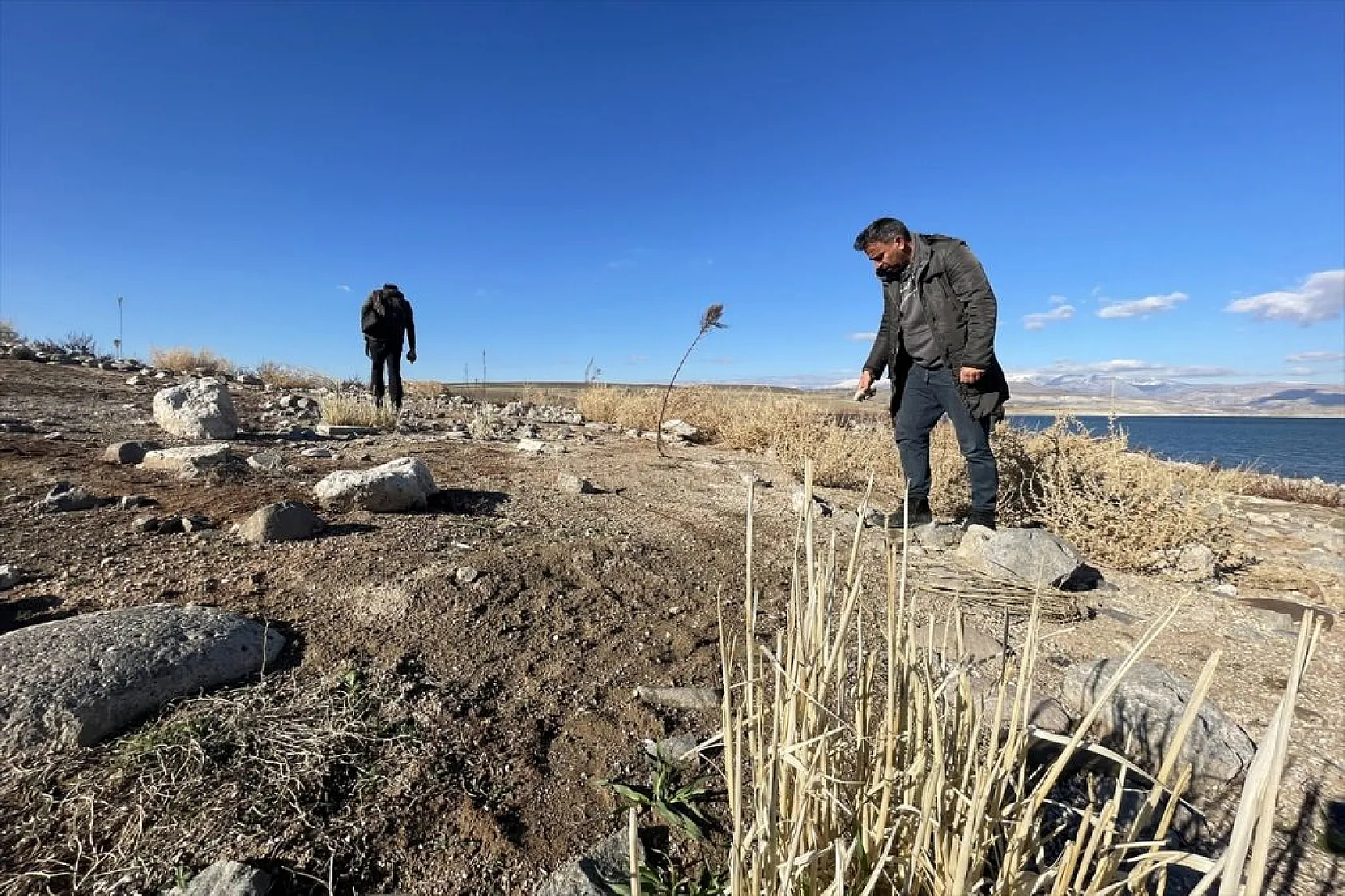 Sular çekildi, tarihi höyükler ortaya çıktı