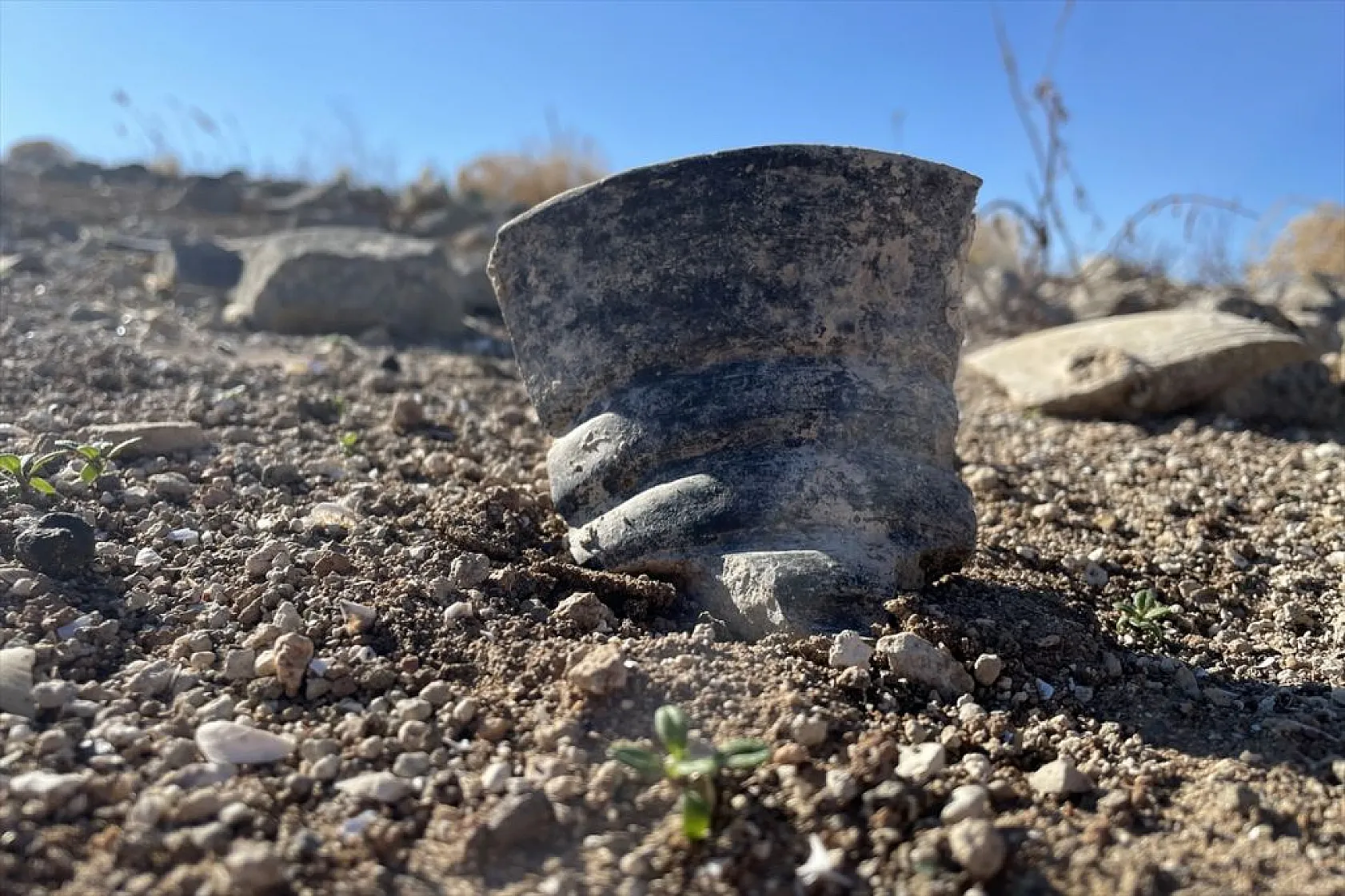 Sular çekildi, tarihi höyükler ortaya çıktı