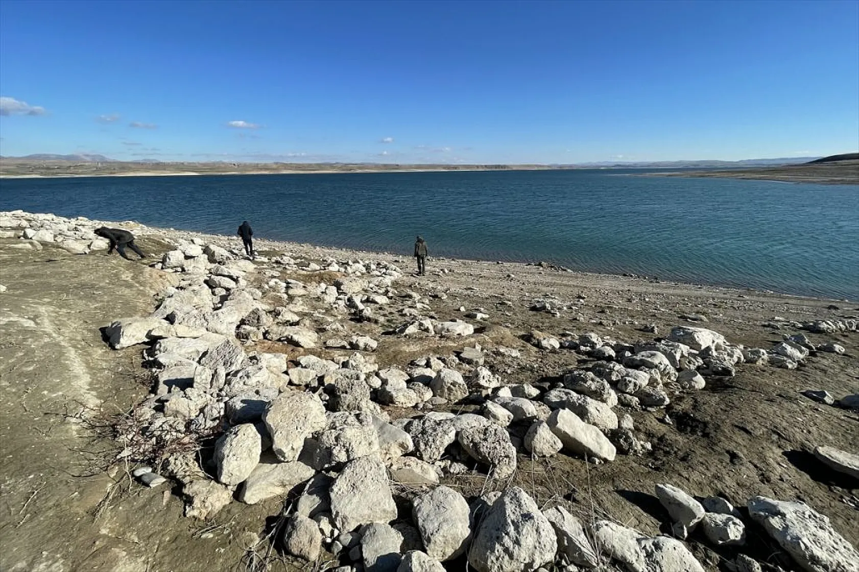 Sular çekildi, tarihi höyükler ortaya çıktı