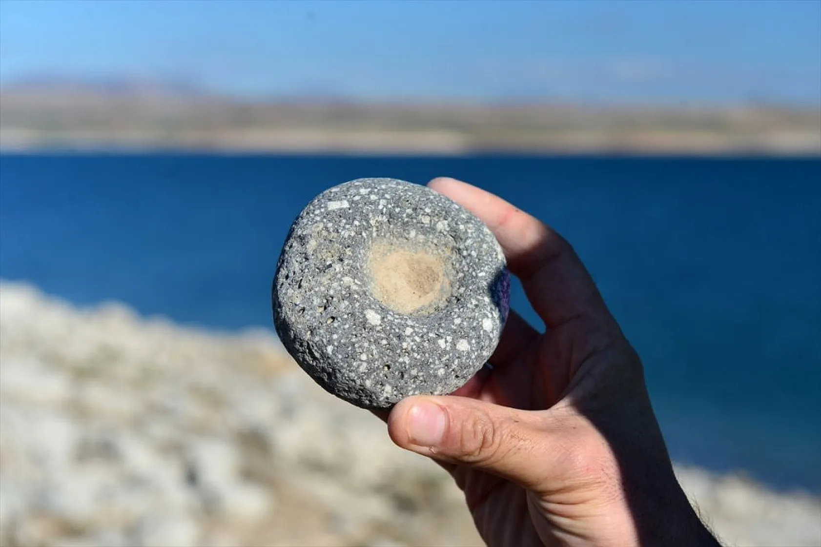 Sular çekildi, tarihi höyükler ortaya çıktı